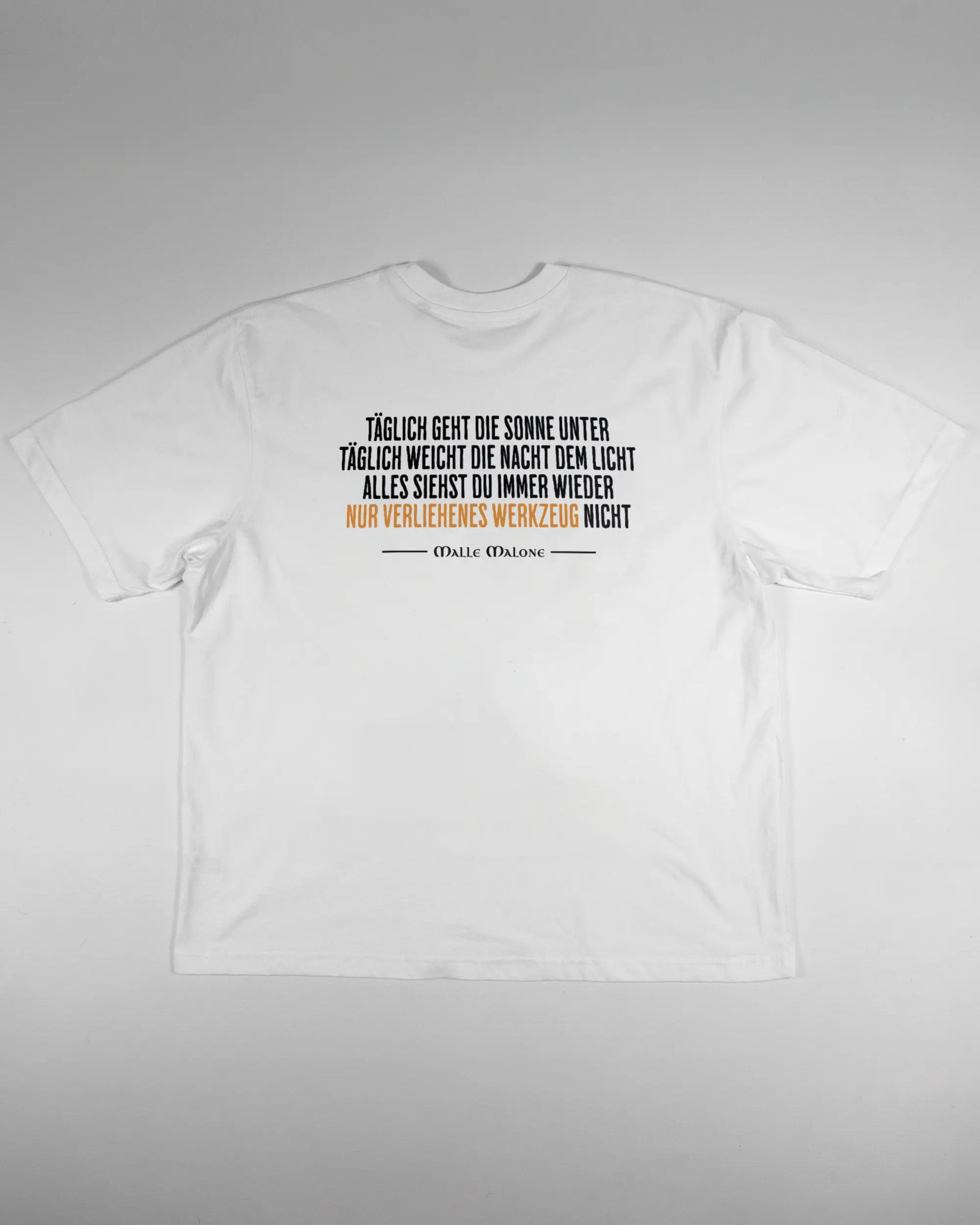 Rückseite des Basic Unisex T-Shirt Oversized von Maondo mit dem Design Wegzeug in der Farbe White und in der Größe L flach auf den Boden gelegt