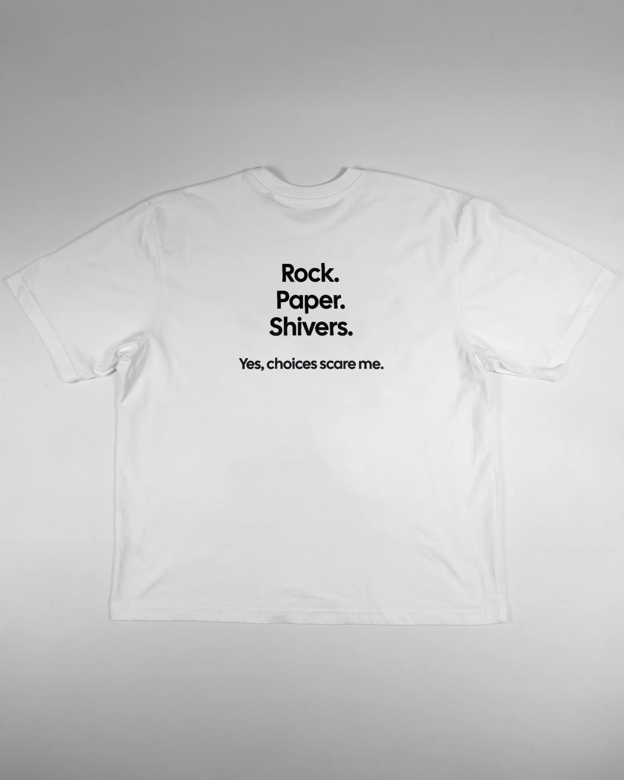 Rückseite des Basic Unisex T-Shirt Oversized von Maondo mit dem Design Rock Paper Shivers in der Farbe White und in der Größe L flach auf den Boden gelegt