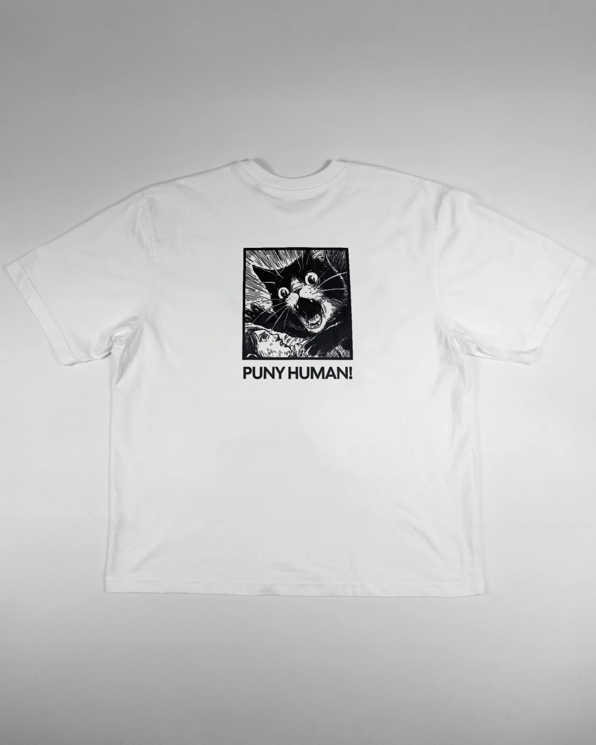 Rückseite des Basic Unisex T-Shirt Oversized von Maondo mit dem Design Puny Human in der Farbe White und in der Größe L flach auf den Boden gelegt