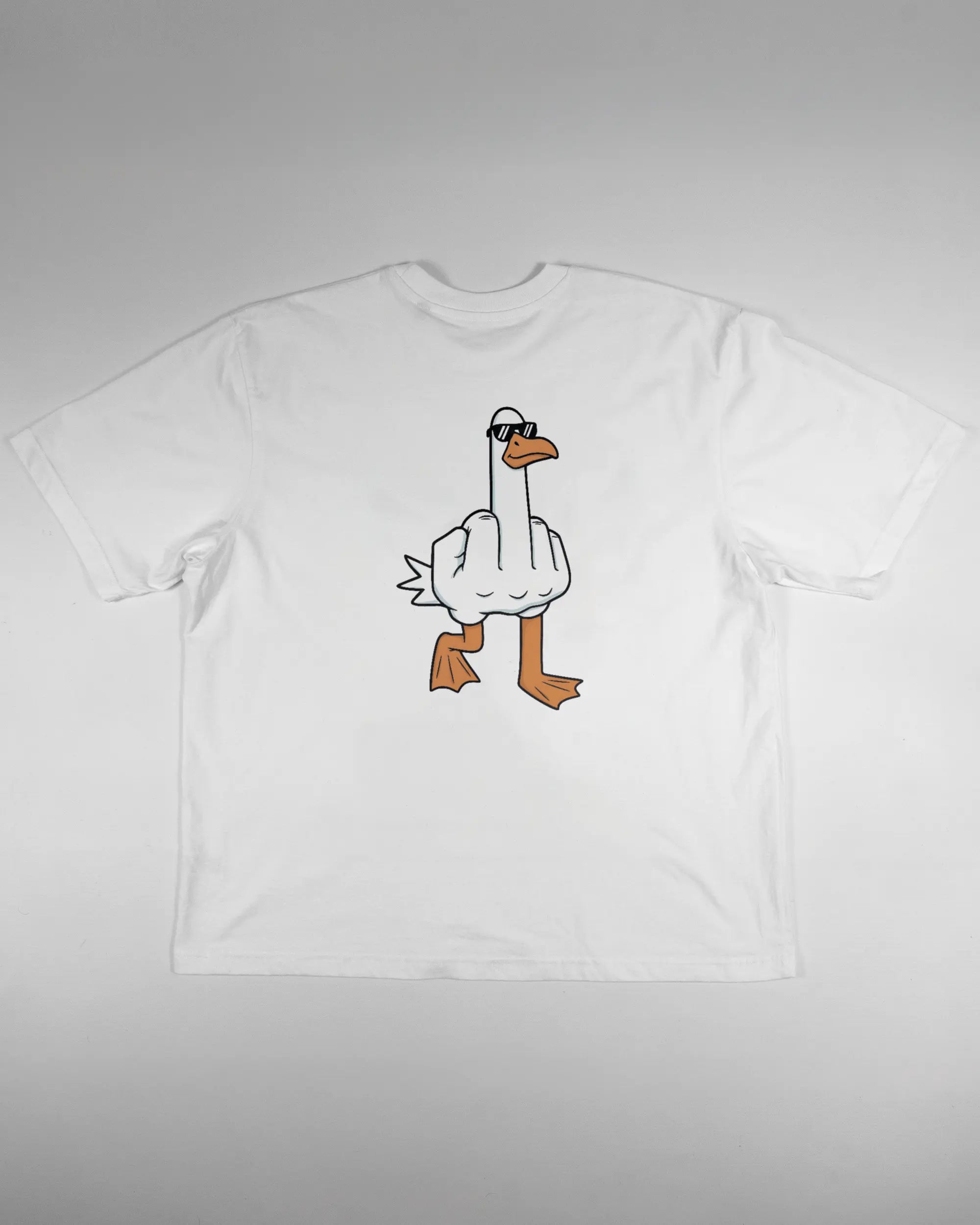 Rückseite des Basic Unisex T-Shirt Oversized von Maondo mit dem Design I give a duck in der Farbe White und in der Größe L flach auf den Boden gelegt