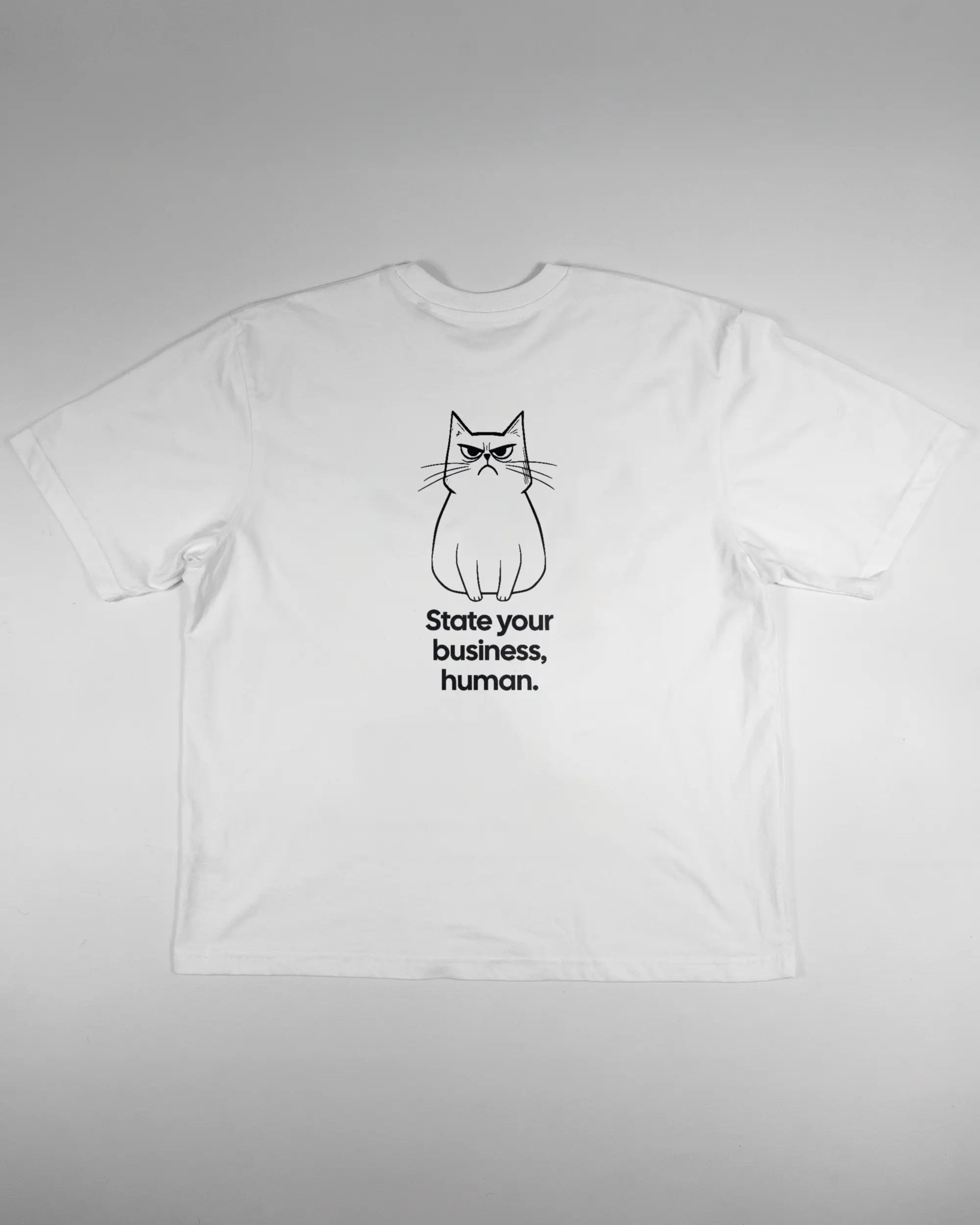 Rückseite des Basic Unisex T-Shirt Oversized von Maondo mit dem Design Grumpy Purr in der Farbe White und in der Größe L flach auf den Boden gelegt