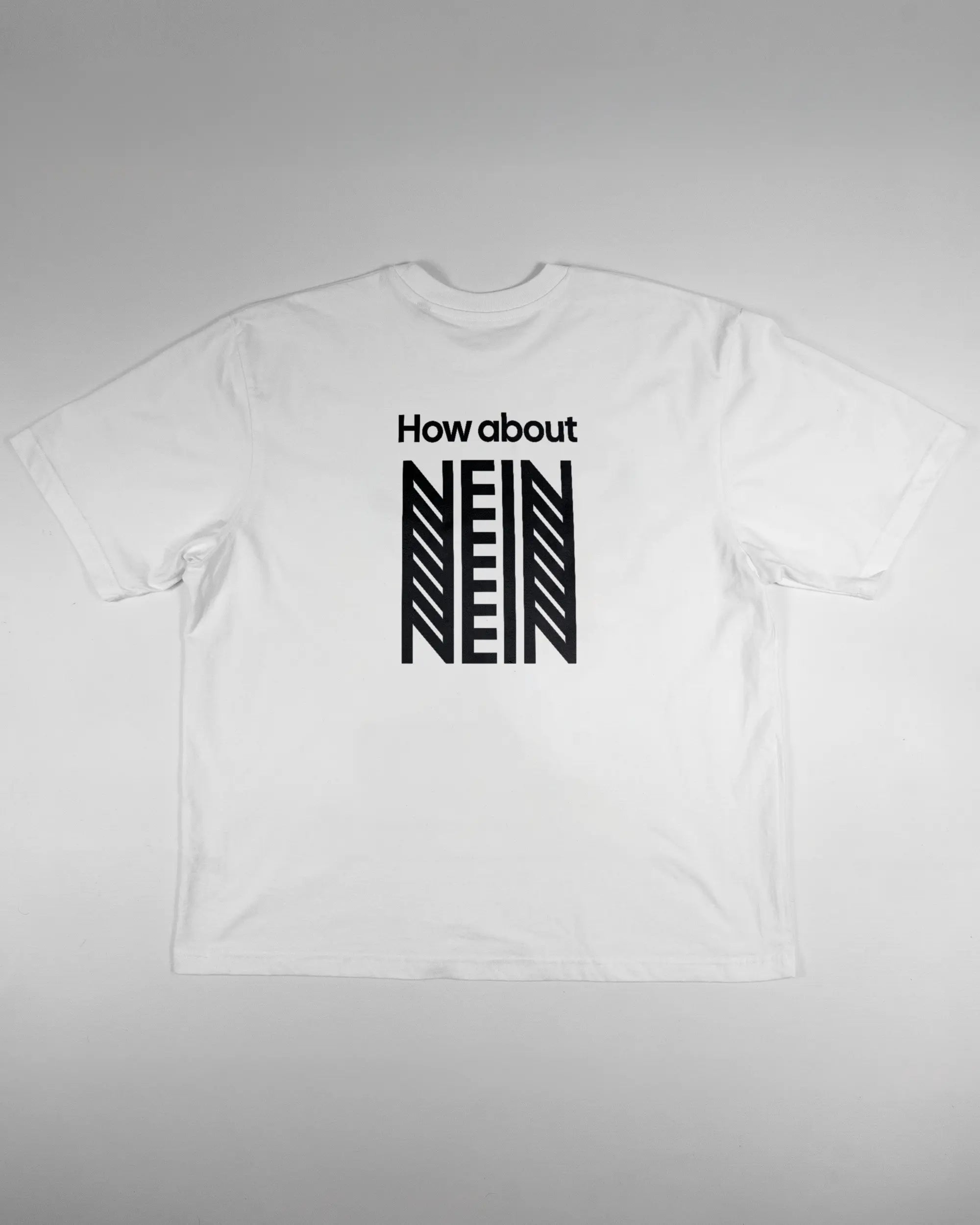 Rückseite des Basic Unisex T-Shirt Oversized von Maondo mit dem Design How about nein in der Farbe White und in der Größe L flach auf den Boden gelegt