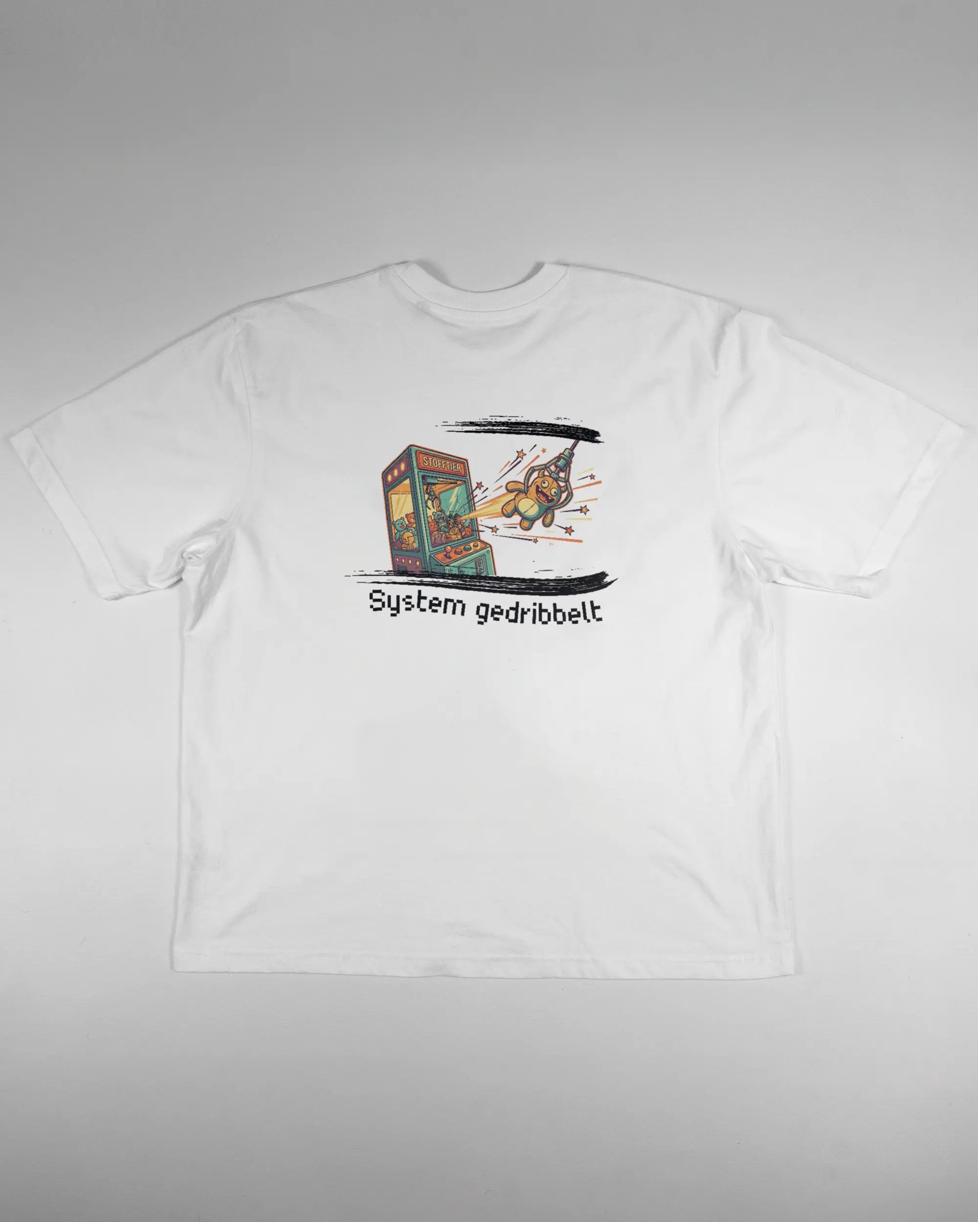 Rückseite des Basic Unisex T-Shirt Oversized von Maondo mit dem Design System gedribbelt in der Farbe White und in der Größe L flach auf den Boden gelegt