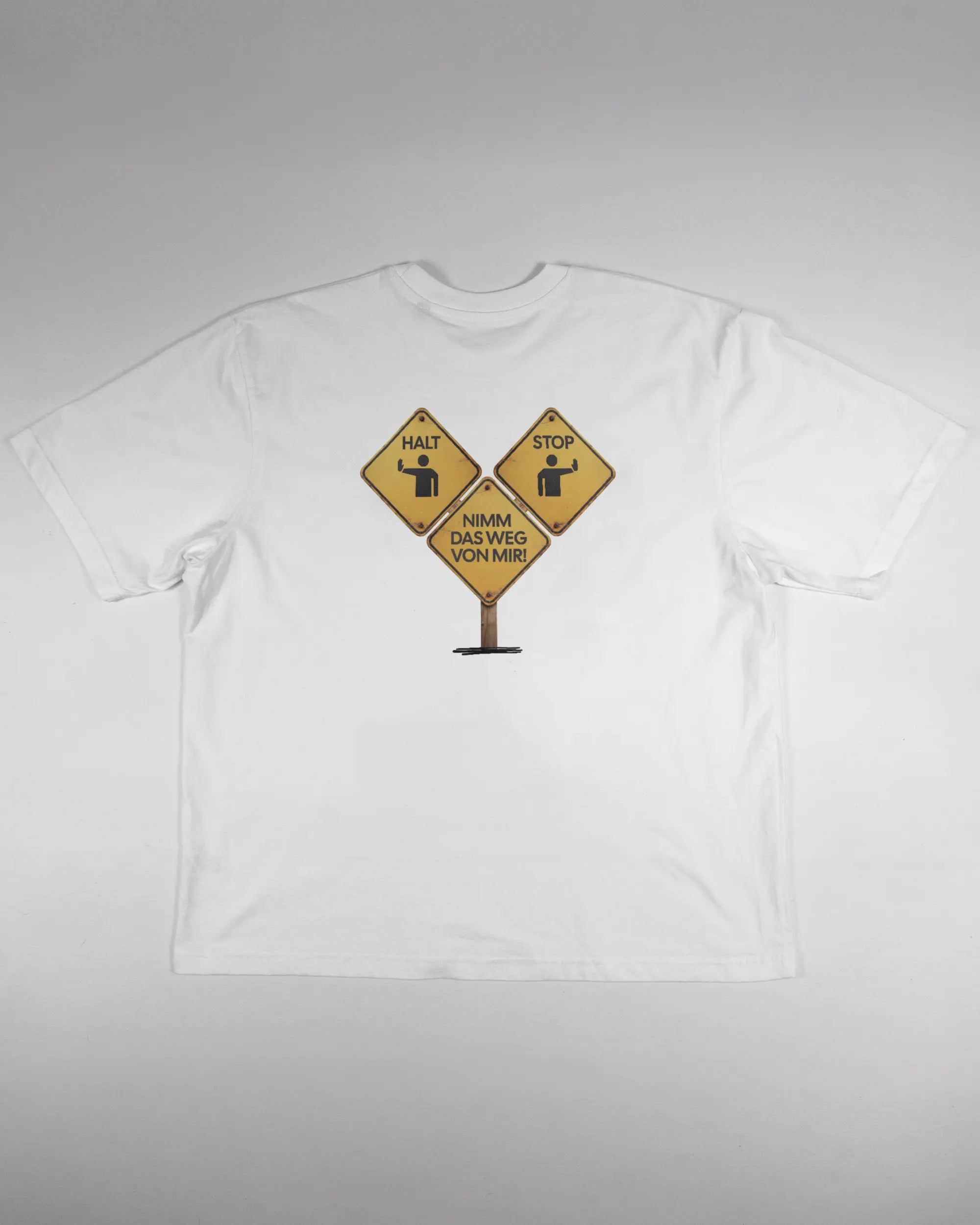 Rückseite des Basic Unisex T-Shirt Oversized von Maondo mit dem Design Schutzschild in der Farbe White und in der Größe L flach auf den Boden gelegt