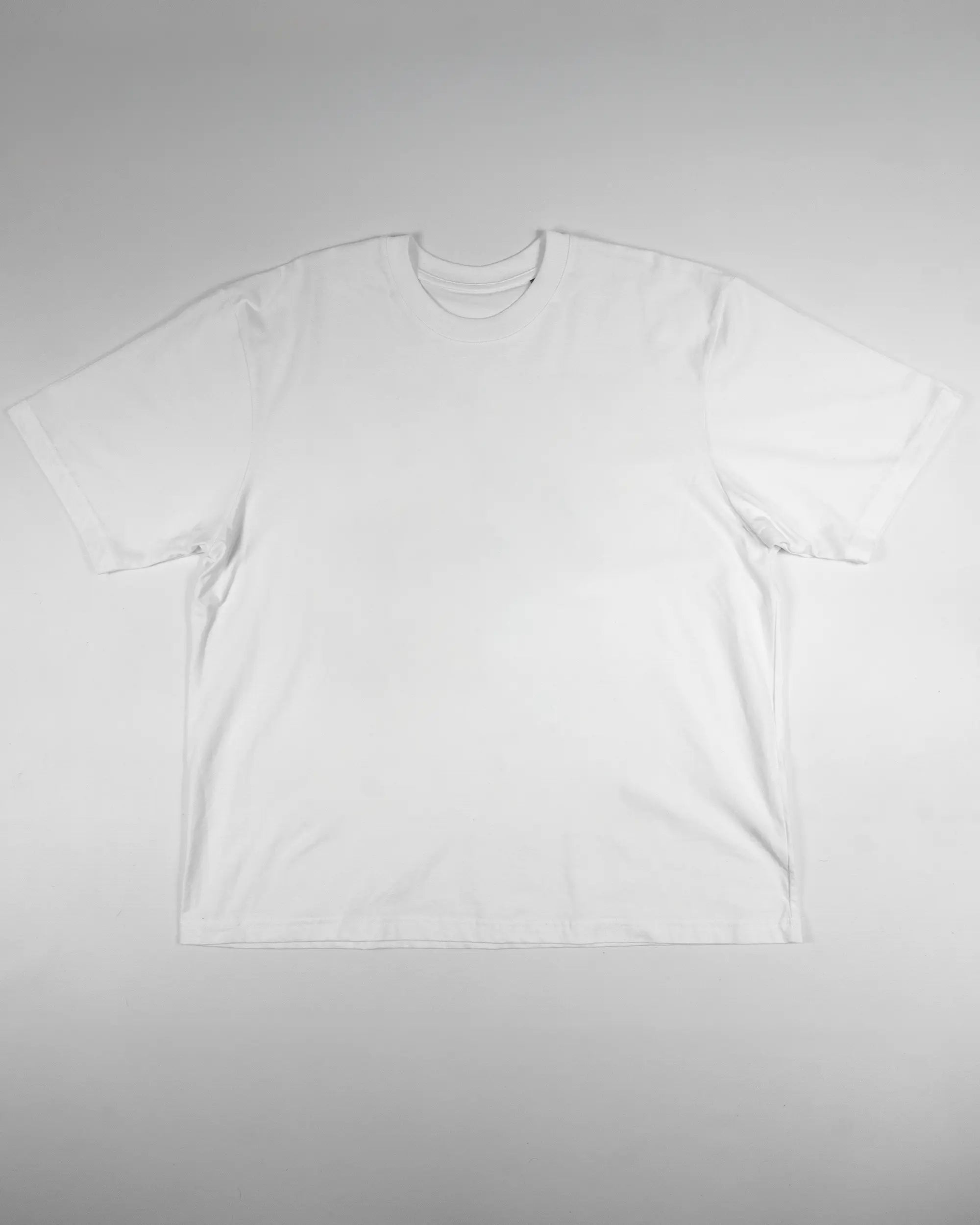 Vorderseite des Basic Unisex T-Shirt Oversized von Maondo ohne Motiv in der Farbe White und in der Größe L flach auf den Boden gelegt