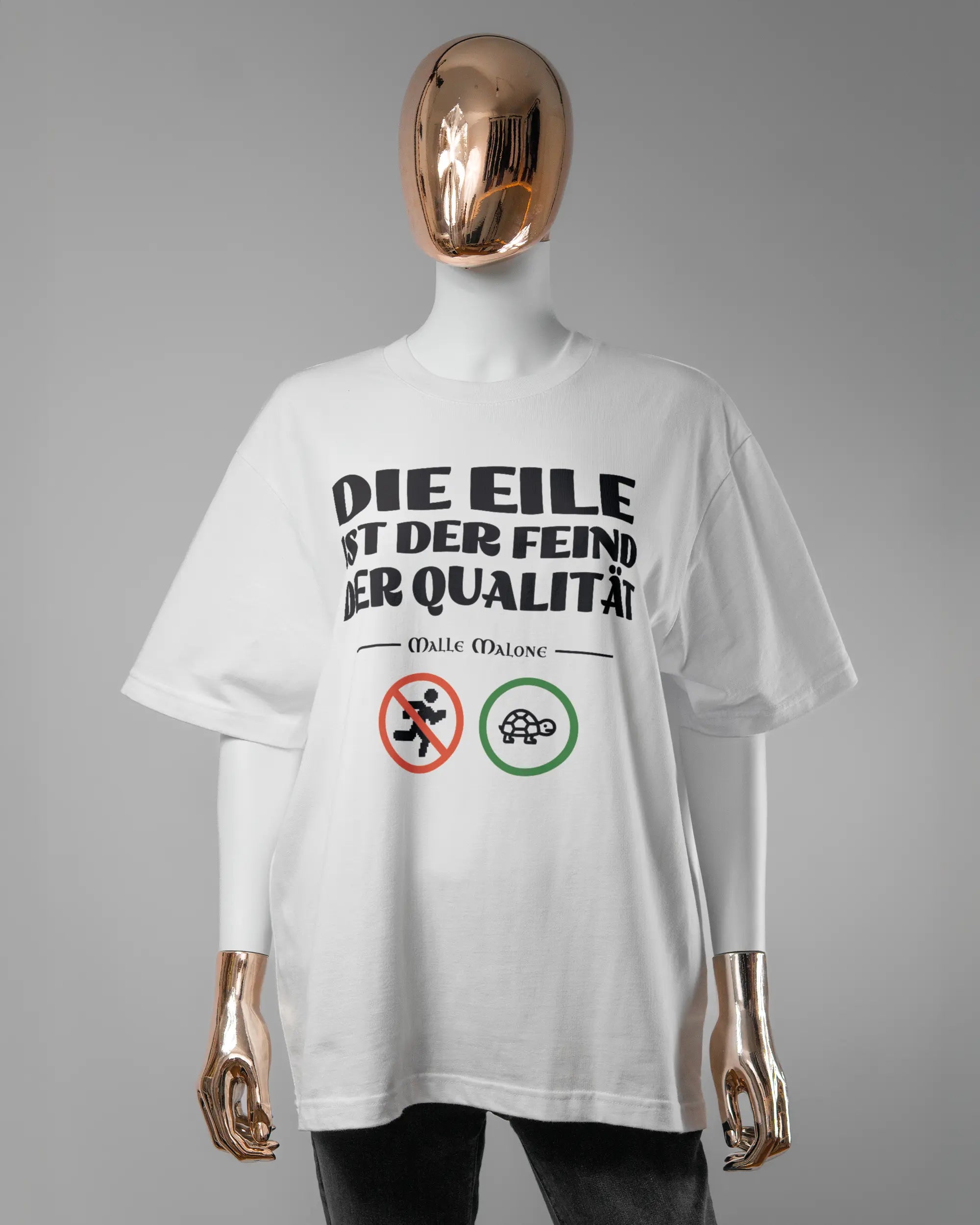 Vorderseite des Basic Unisex T-Shirt Oversized von Maondo mit dem Design Keine Eile in der Farbe White und in der Größe S getragen von einer femininen Puppe