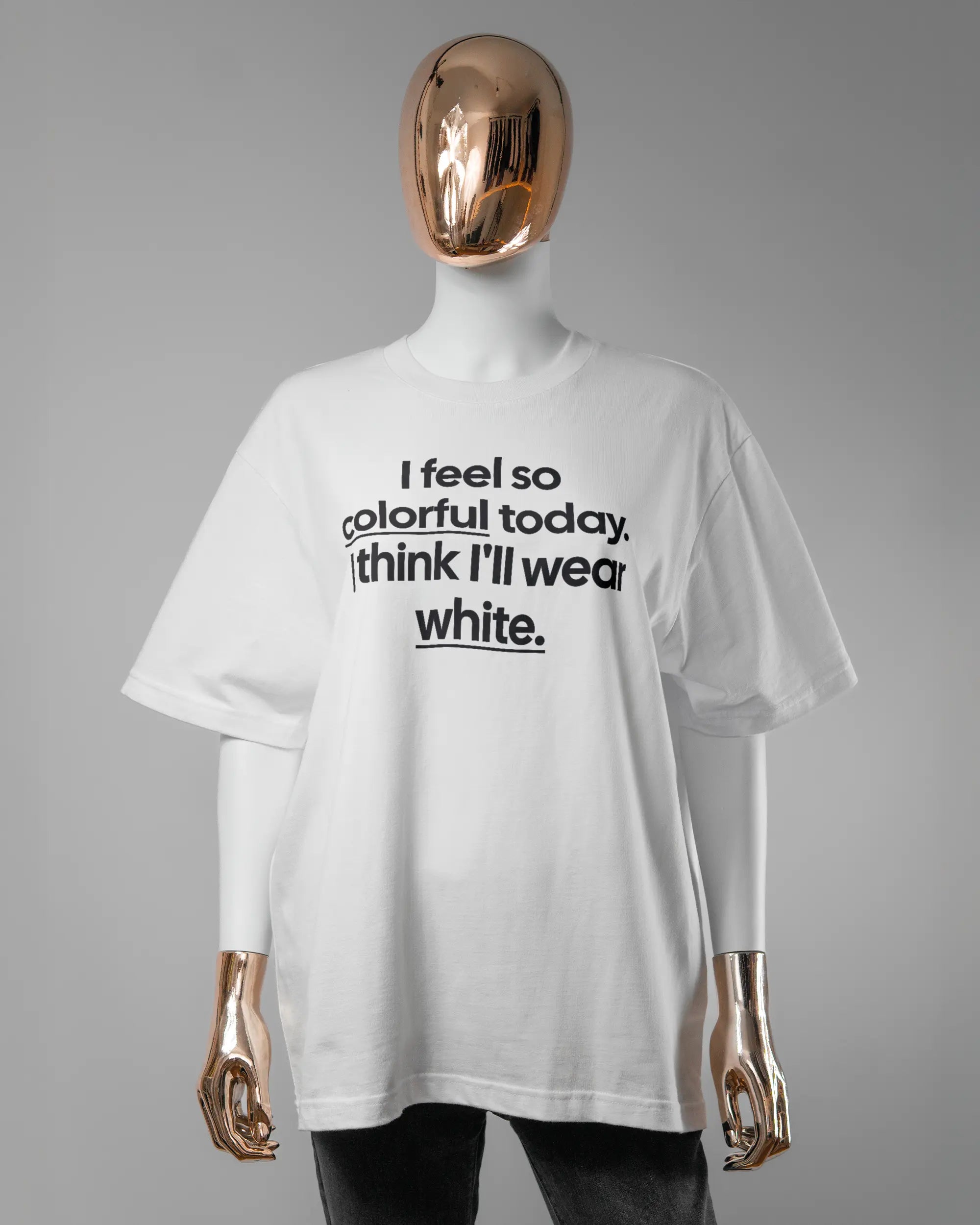 Vorderseite des Basic Unisex T-Shirt Oversized von Maondo mit dem Design Colorful Day in der Farbe White und in der Größe S getragen von einer femininen Puppe