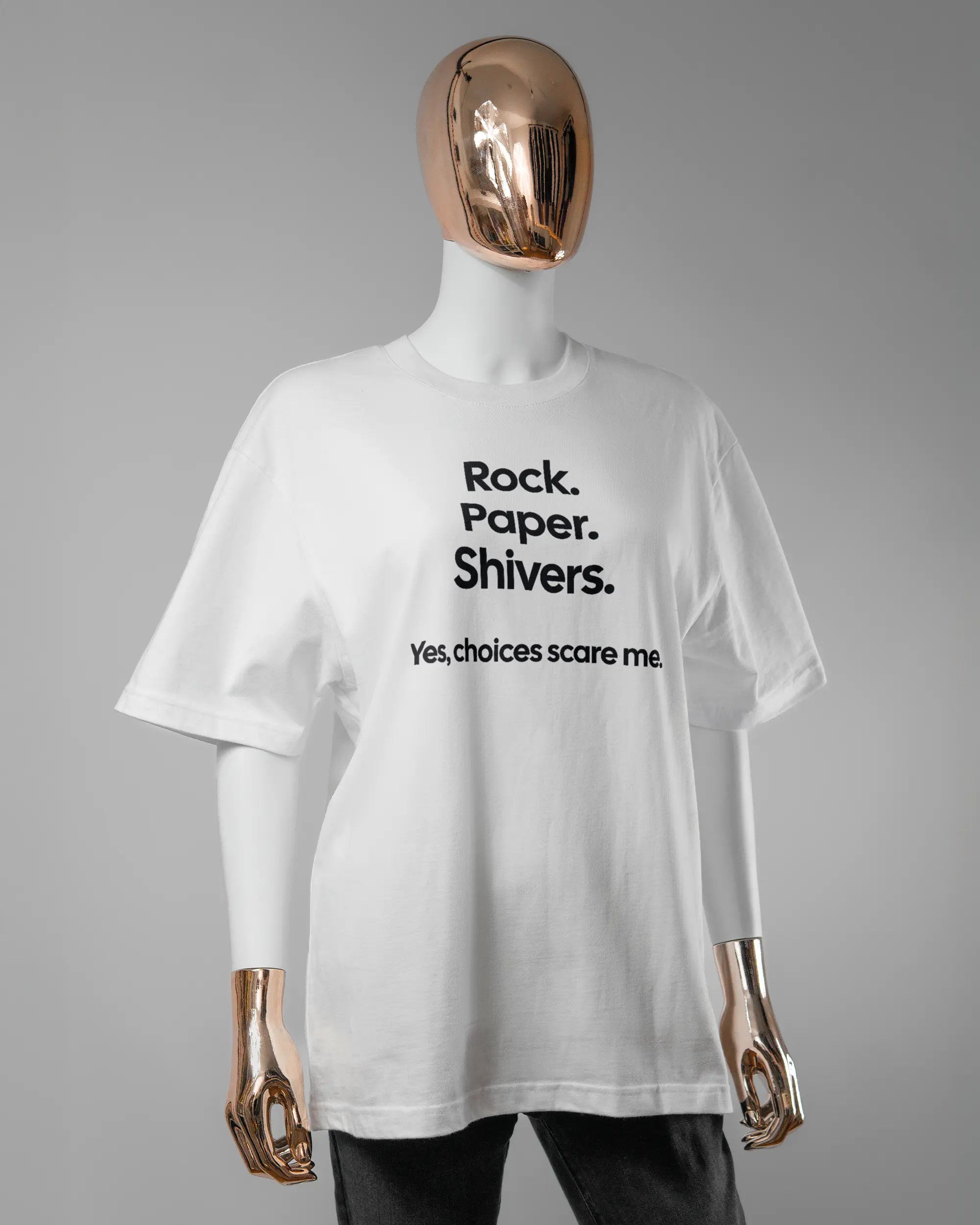 Vorderseite des Basic Unisex T-Shirt Oversized von Maondo mit dem Design Rock Paper Shivers in der Farbe White und in der Größe S getragen von einer femininen Puppe