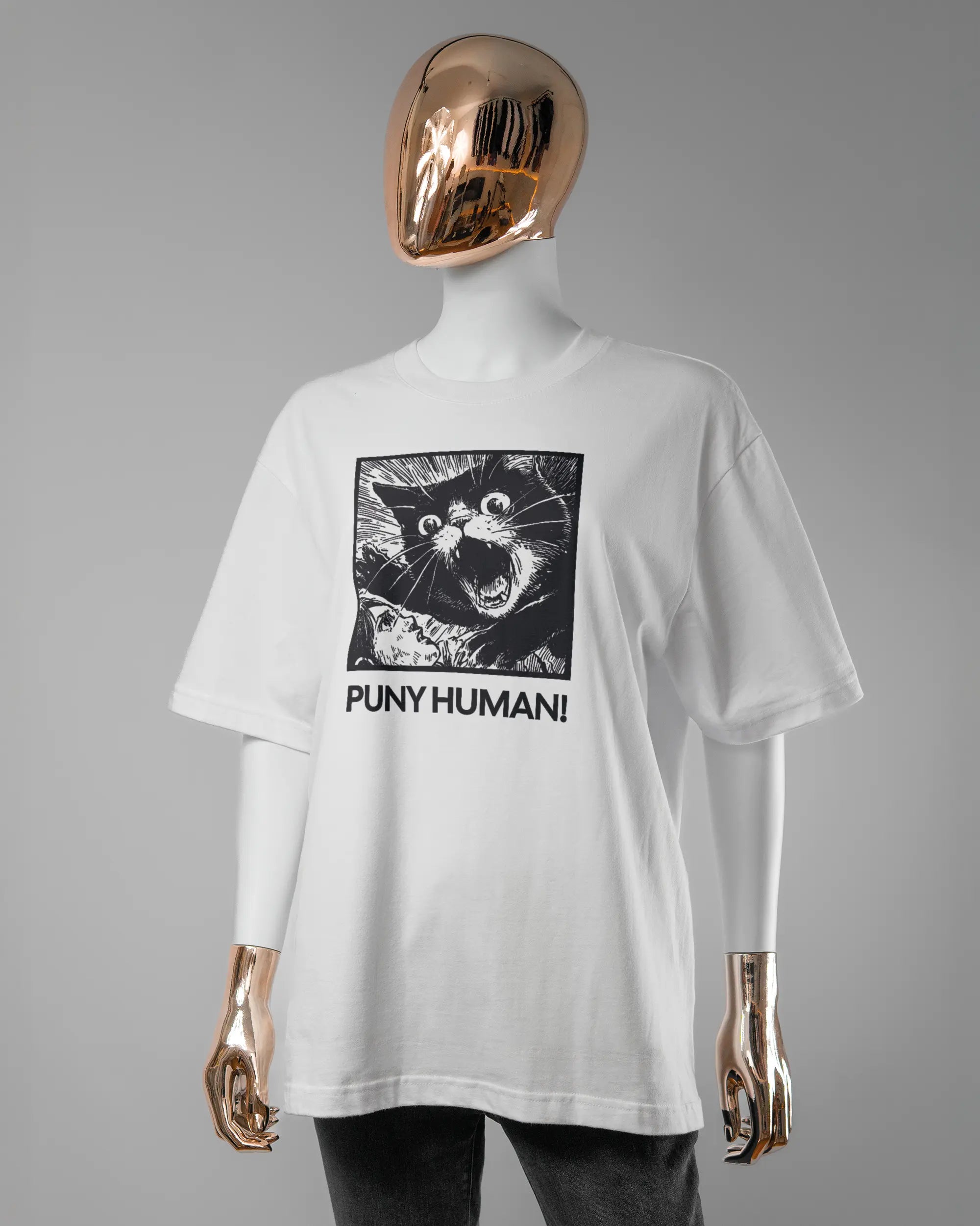 Vorderseite des Basic Unisex T-Shirt Oversized von Maondo mit dem Design Puny Human in der Farbe White und in der Größe S getragen von einer femininen Puppe