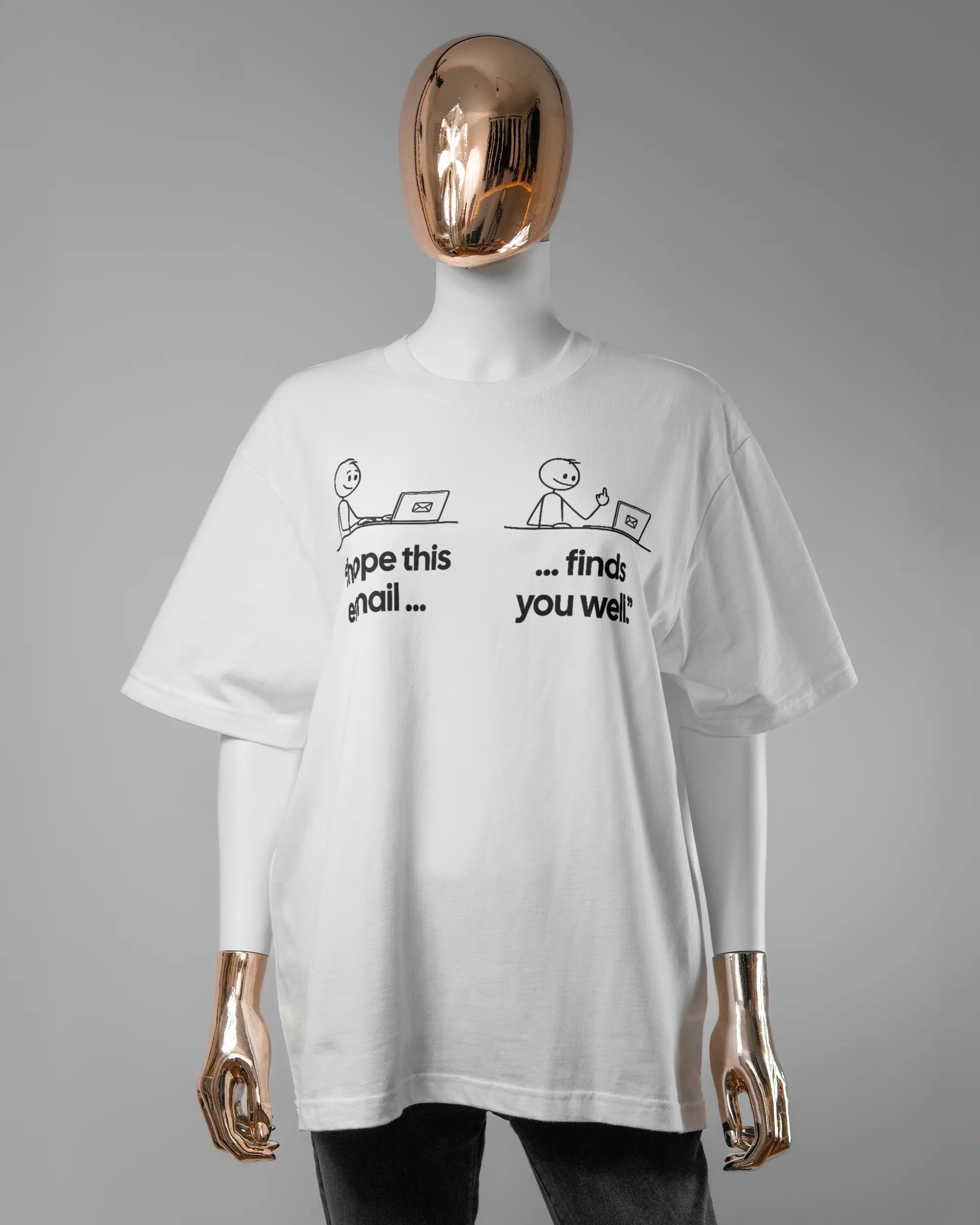 Vorderseite des Basic Unisex T-Shirt Oversized von Maondo mit dem Design Found me not well in der Farbe White und in der Größe S getragen von einer femininen Puppe