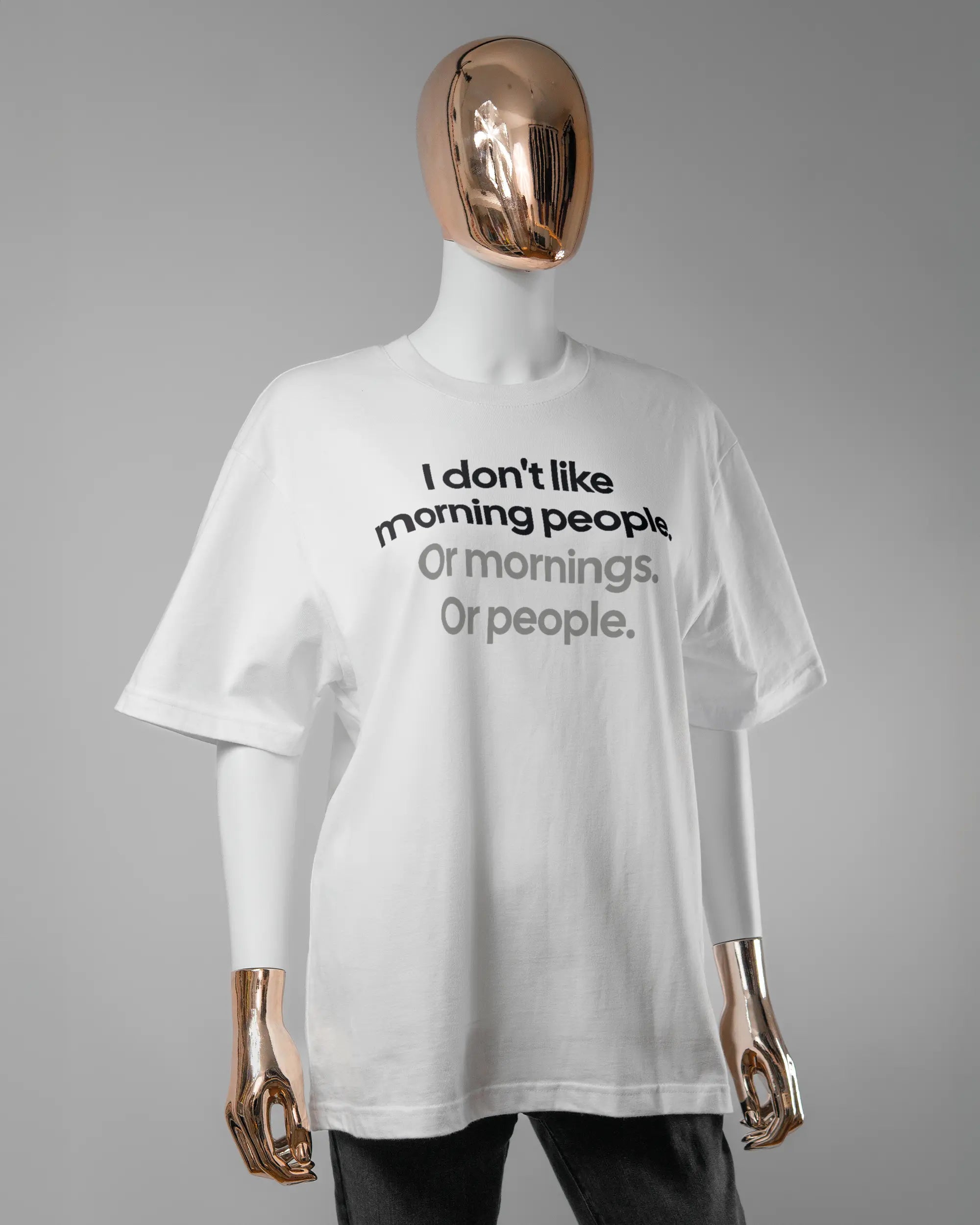 Vorderseite des Basic Unisex T-Shirt Oversized von Maondo mit dem Design Morning Person in der Farbe White und in der Größe S getragen von einer femininen Puppe