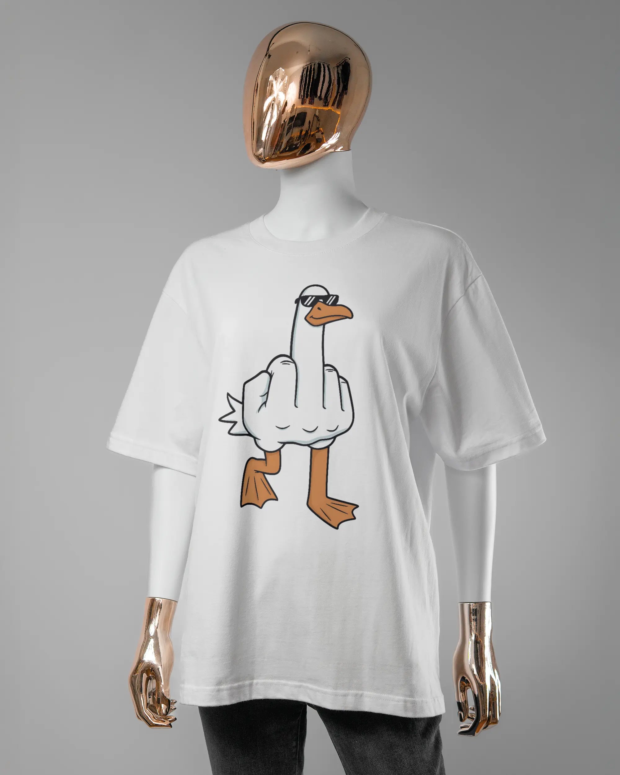 Vorderseite des Basic Unisex T-Shirt Oversized von Maondo mit dem Design I give a duck in der Farbe White und in der Größe S getragen von einer femininen Puppe