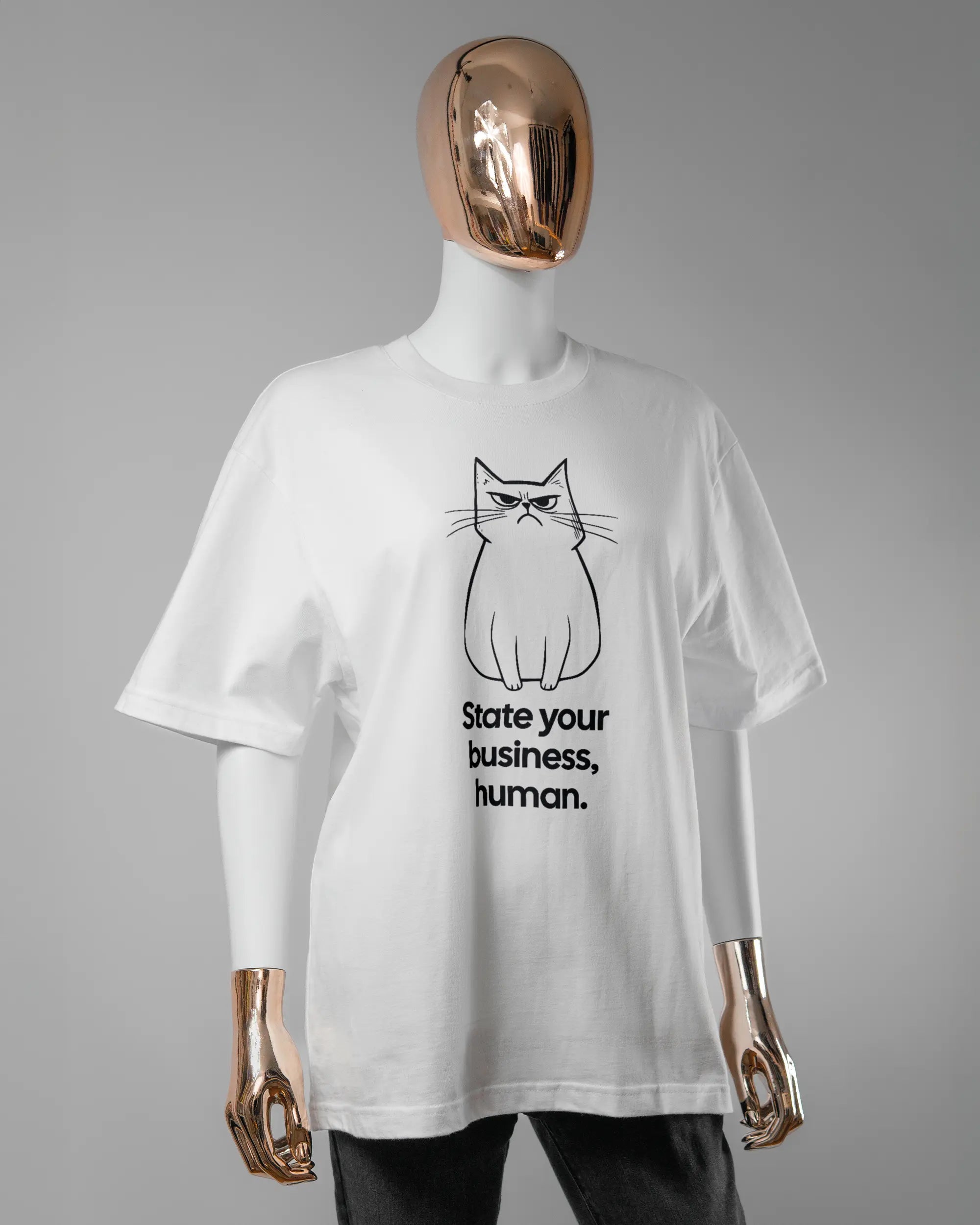 Vorderseite des Basic Unisex T-Shirt Oversized von Maondo mit dem Design Grumpy Purr in der Farbe White und in der Größe S getragen von einer femininen Puppe