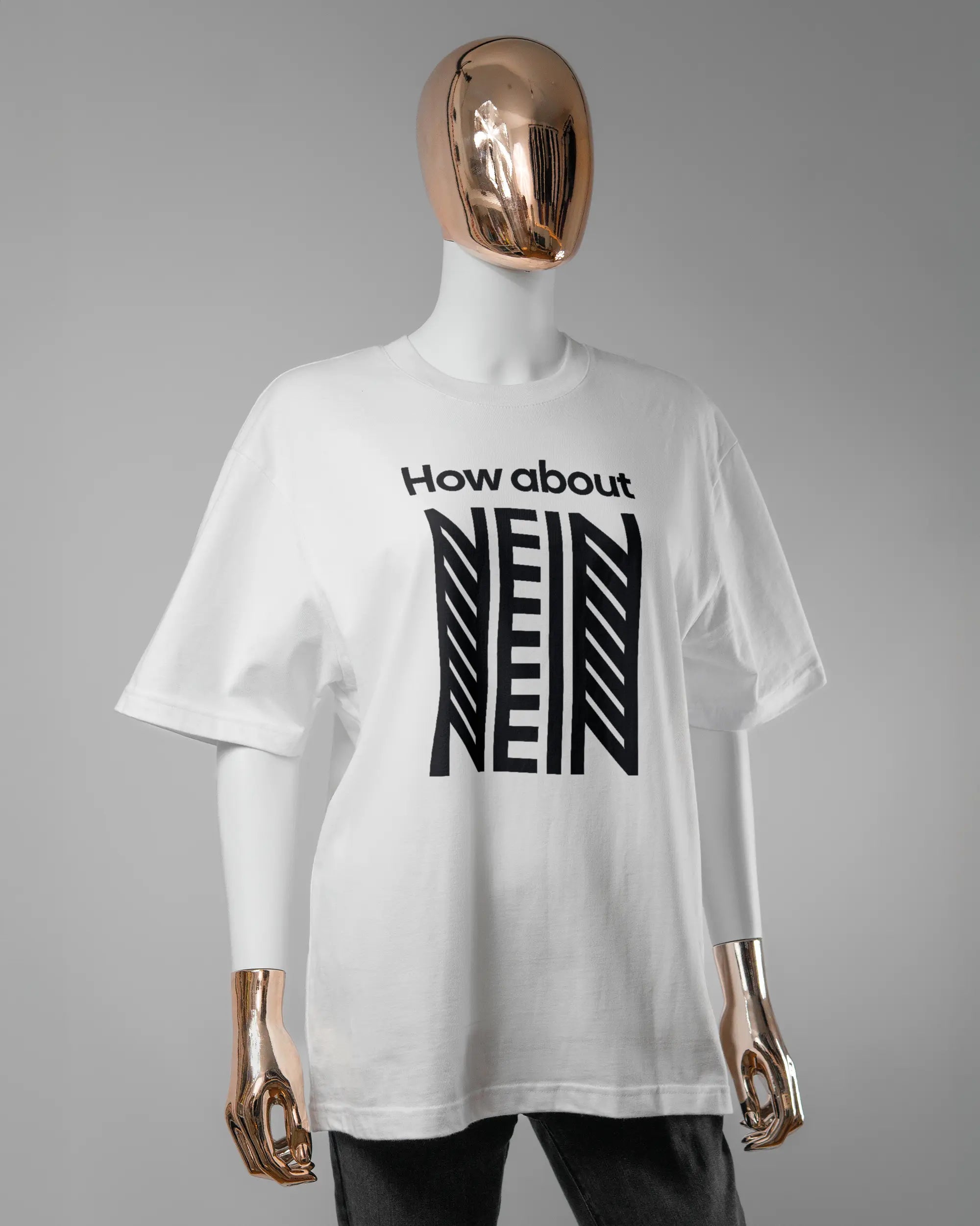 Vorderseite des Basic Unisex T-Shirt Oversized von Maondo mit dem Design How about nein in der Farbe White und in der Größe S getragen von einer femininen Puppe