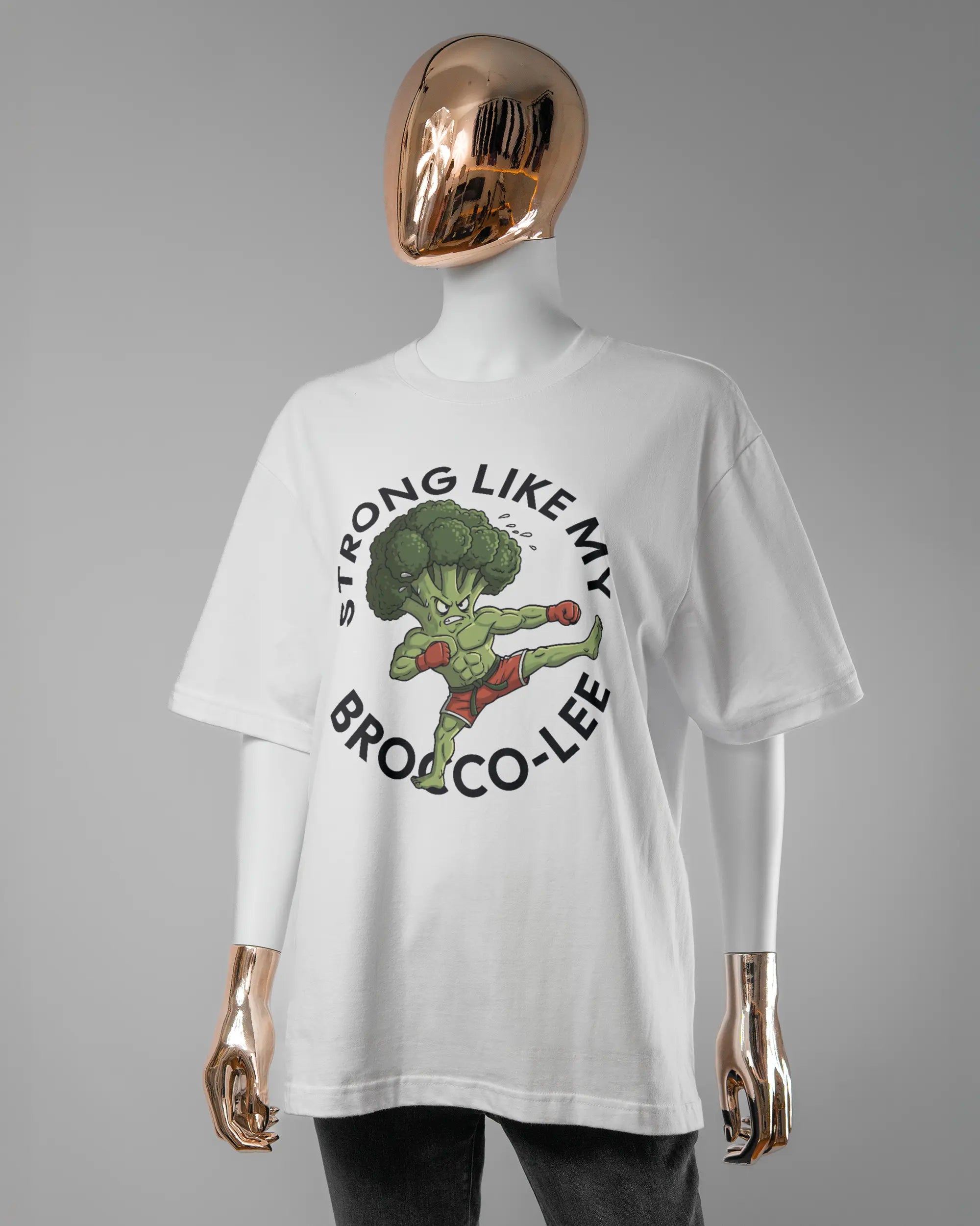 Vorderseite des Basic Unisex T-Shirt Oversized von Maondo mit dem Design Brocco-Lee in der Farbe White und in der Größe S getragen von einer femininen Puppe