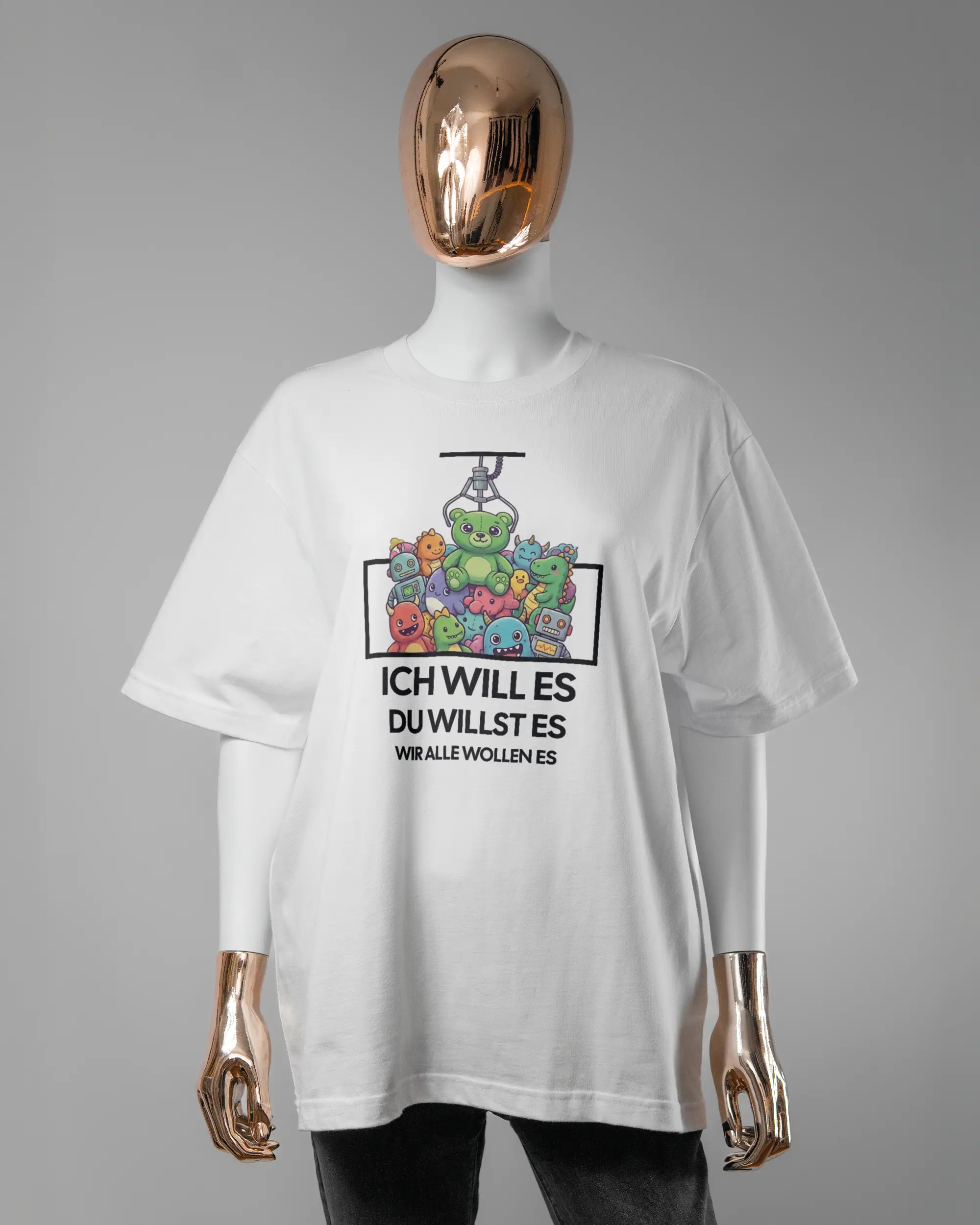 Vorderseite des Basic Unisex T-Shirt Oversized von Maondo mit dem Design Will Stofftier in der Farbe White und in der Größe S getragen von einer femininen Puppe