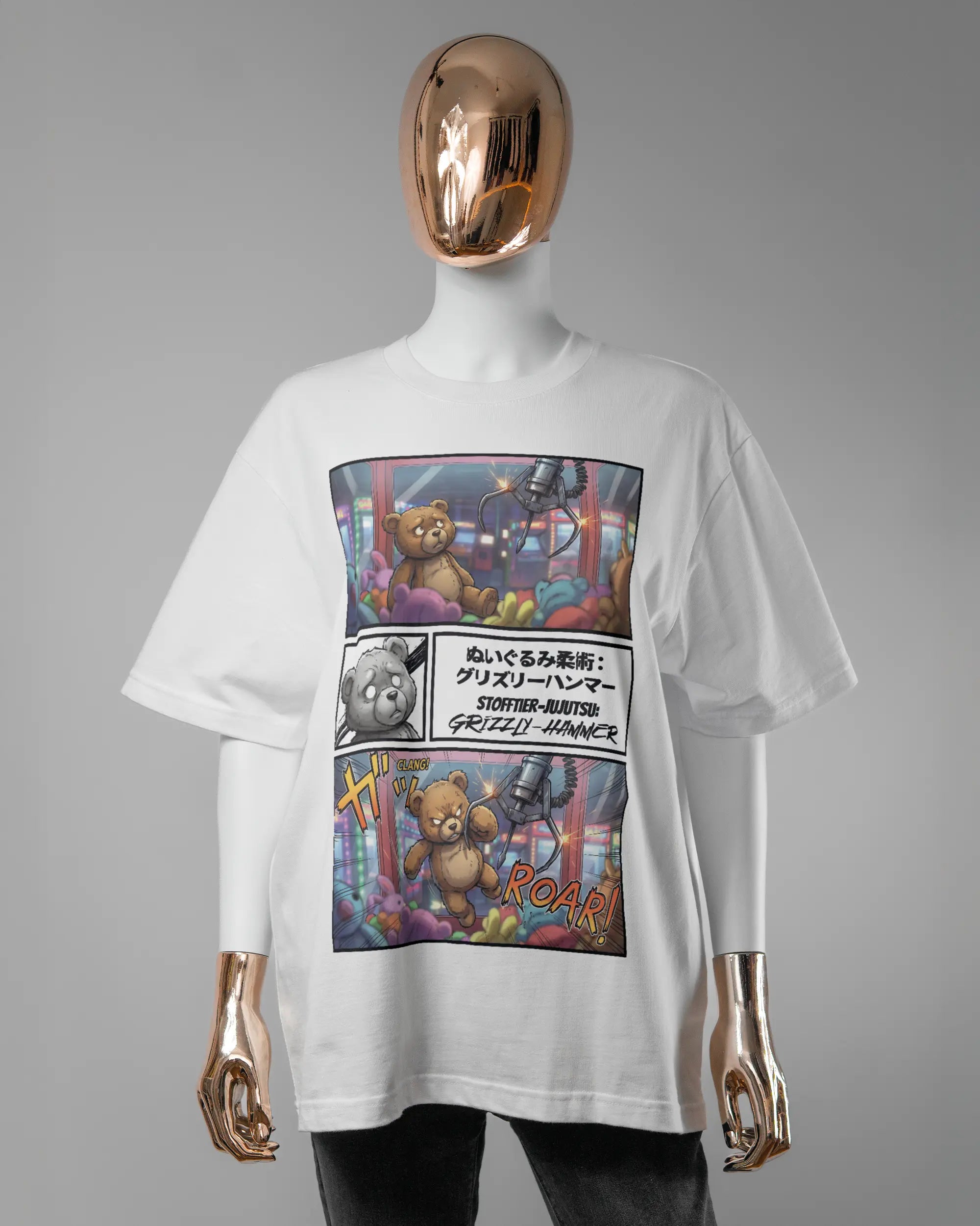 Vorderseite des Basic Unisex T-Shirt Oversized von Maondo mit dem Design Manga Stoff in der Farbe White und in der Größe S getragen von einer femininen Puppe