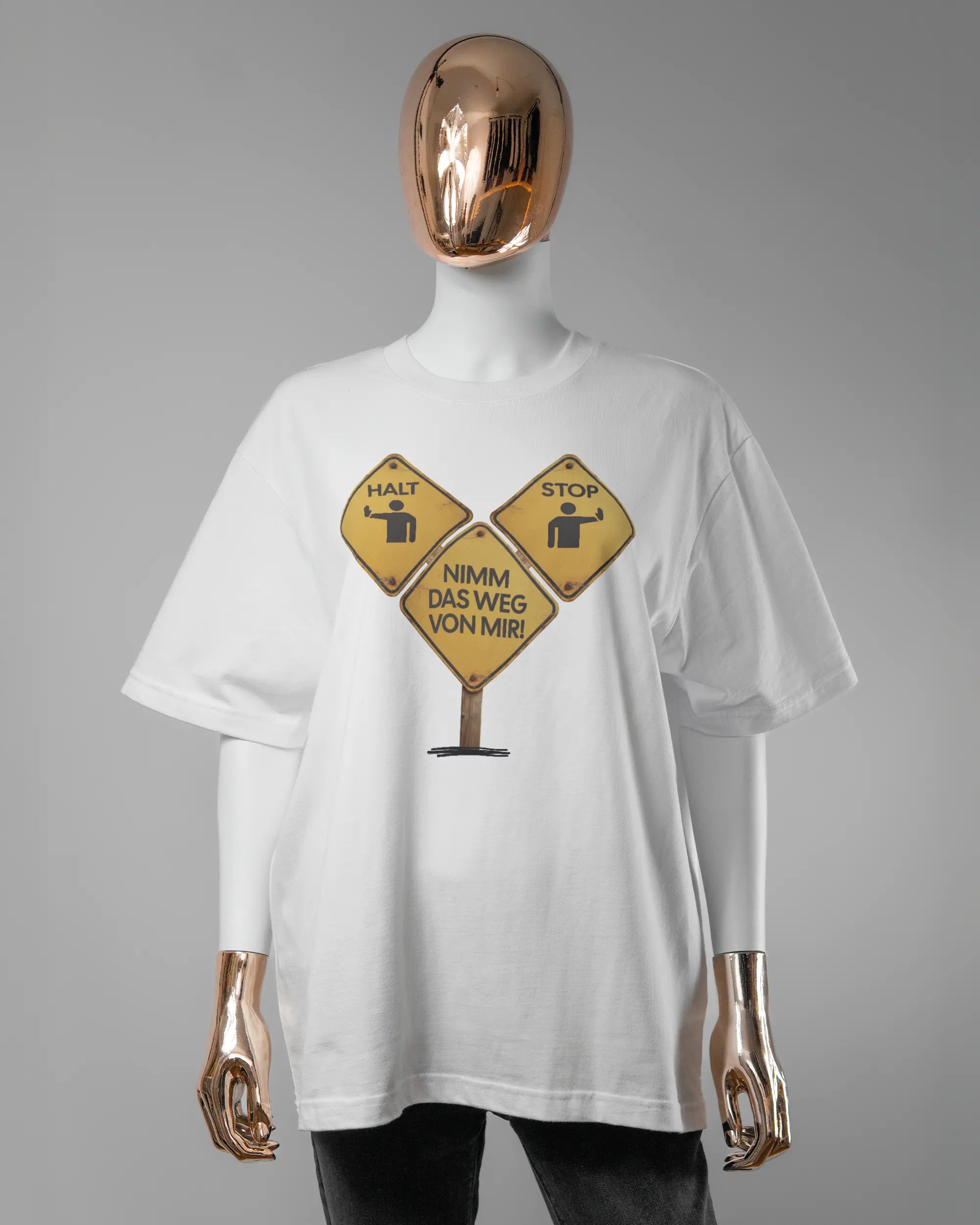 Vorderseite des Basic Unisex T-Shirt Oversized von Maondo mit dem Design Schutzschild in der Farbe White und in der Größe S getragen von einer femininen Puppe