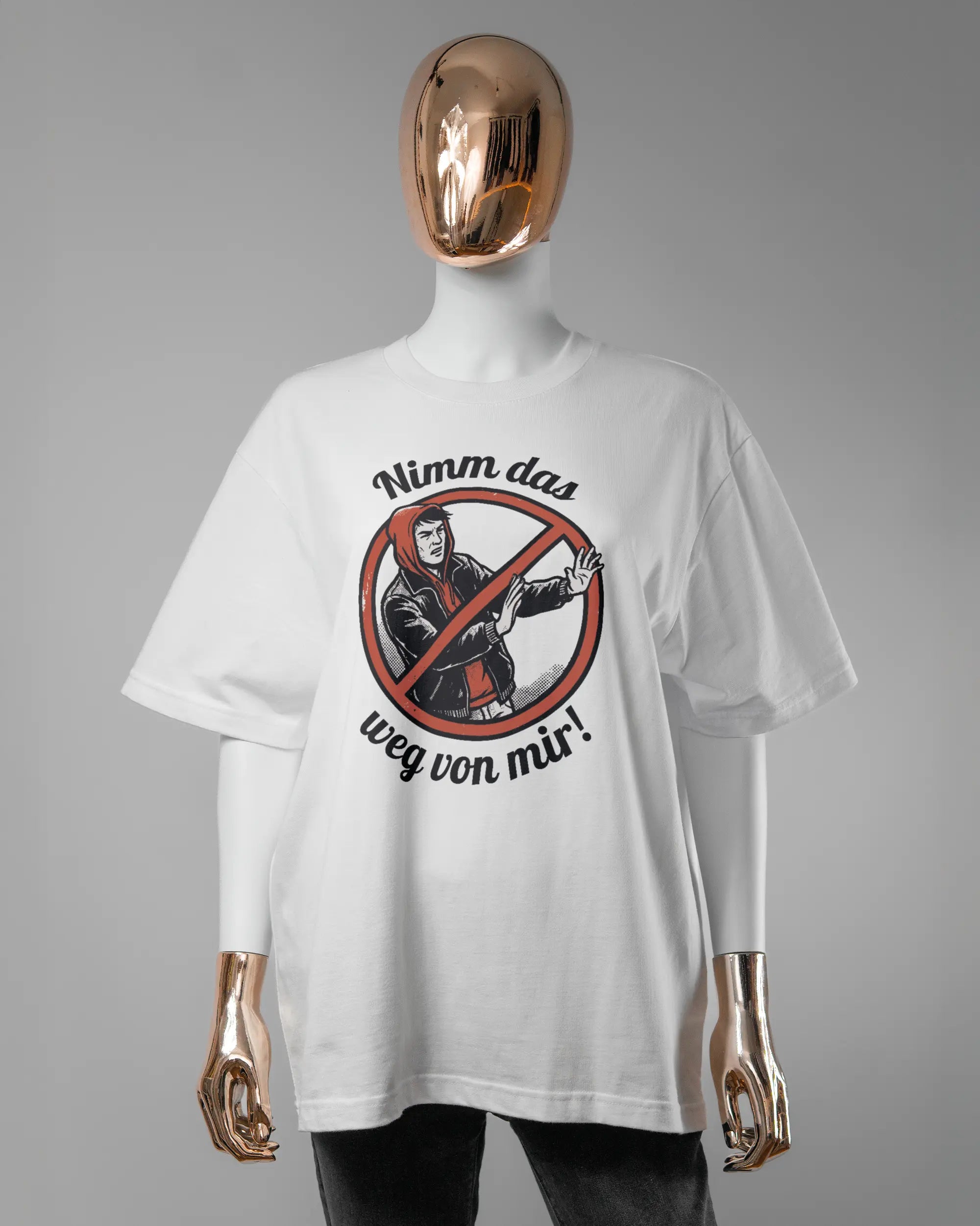 Vorderseite des Basic Unisex T-Shirt Oversized von Maondo mit dem Design Nimm das weg in der Farbe White und in der Größe S getragen von einer femininen Puppe