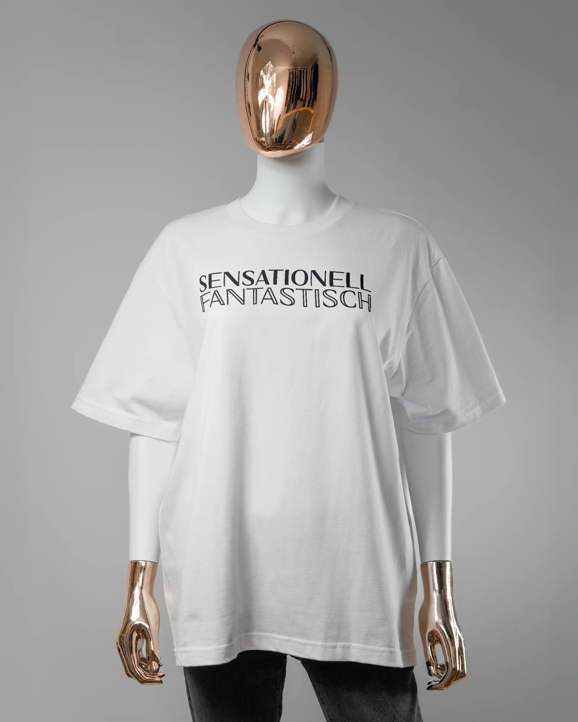 Vorderseite des Basic Unisex T-Shirt Oversized von Maondo mit dem Design Sensationell in der Farbe White und in der Größe S getragen von einer femininen Puppe