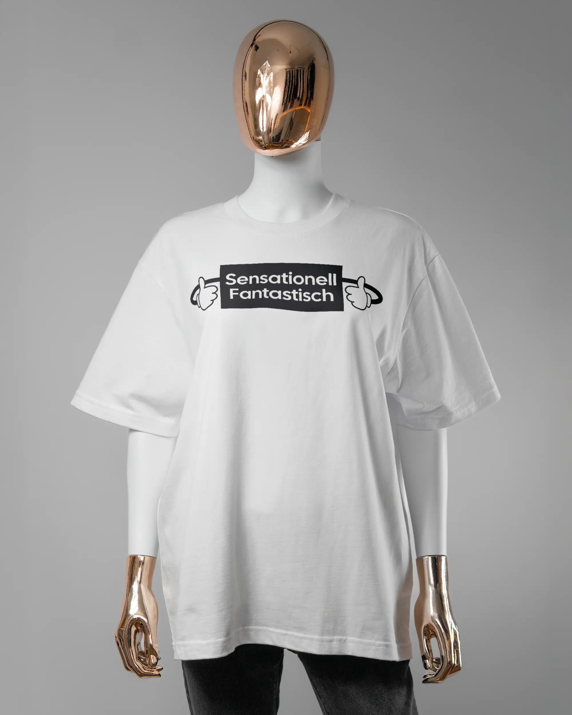 Vorderseite des Basic Unisex T-Shirt Oversized von Maondo mit dem Design Fantastisch in der Farbe White und in der Größe S getragen von einer femininen Puppe