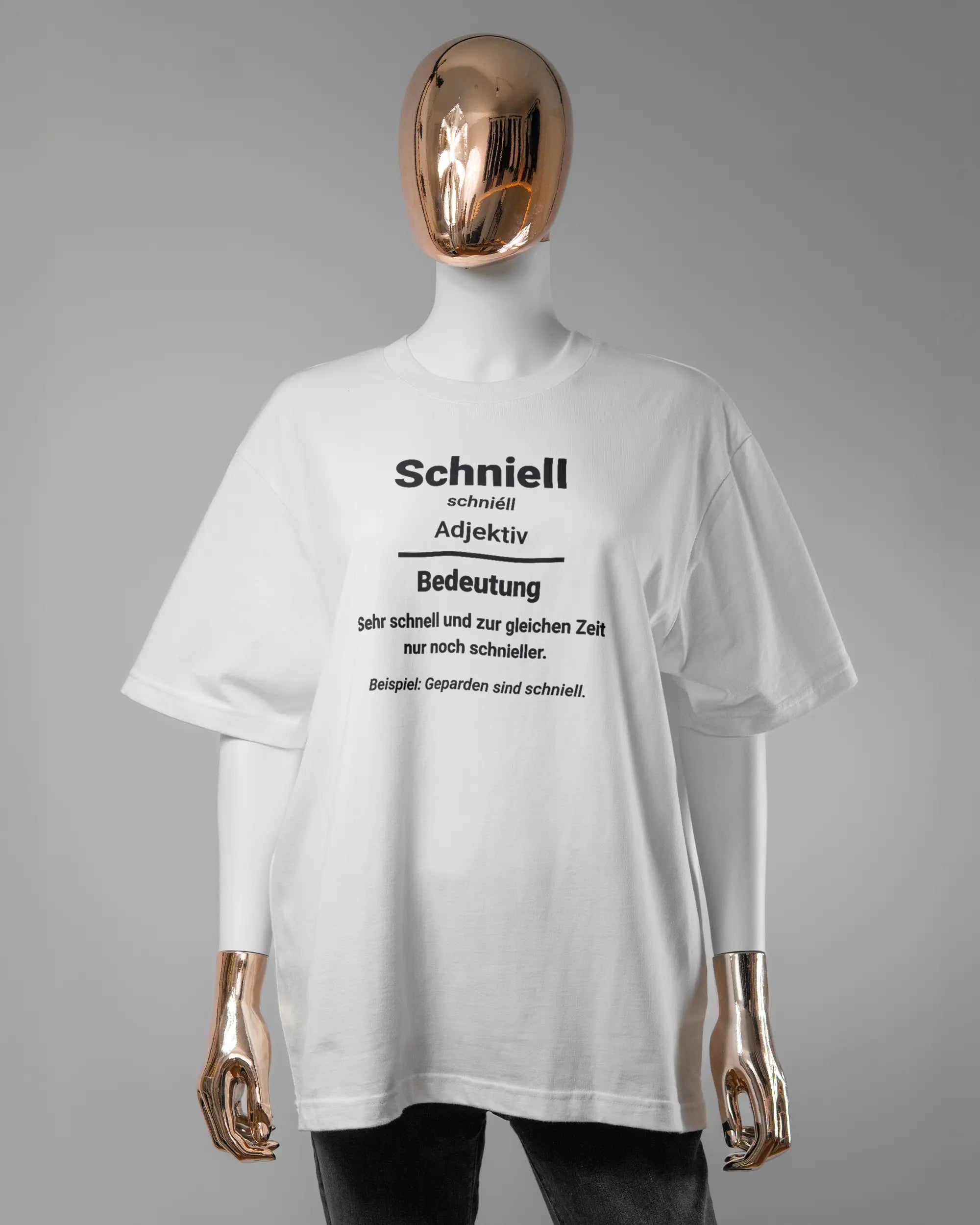 Vorderseite des Basic Unisex T-Shirt Oversized von Maondo mit dem Design Schniell in der Farbe White und in der Größe S getragen von einer femininen Puppe