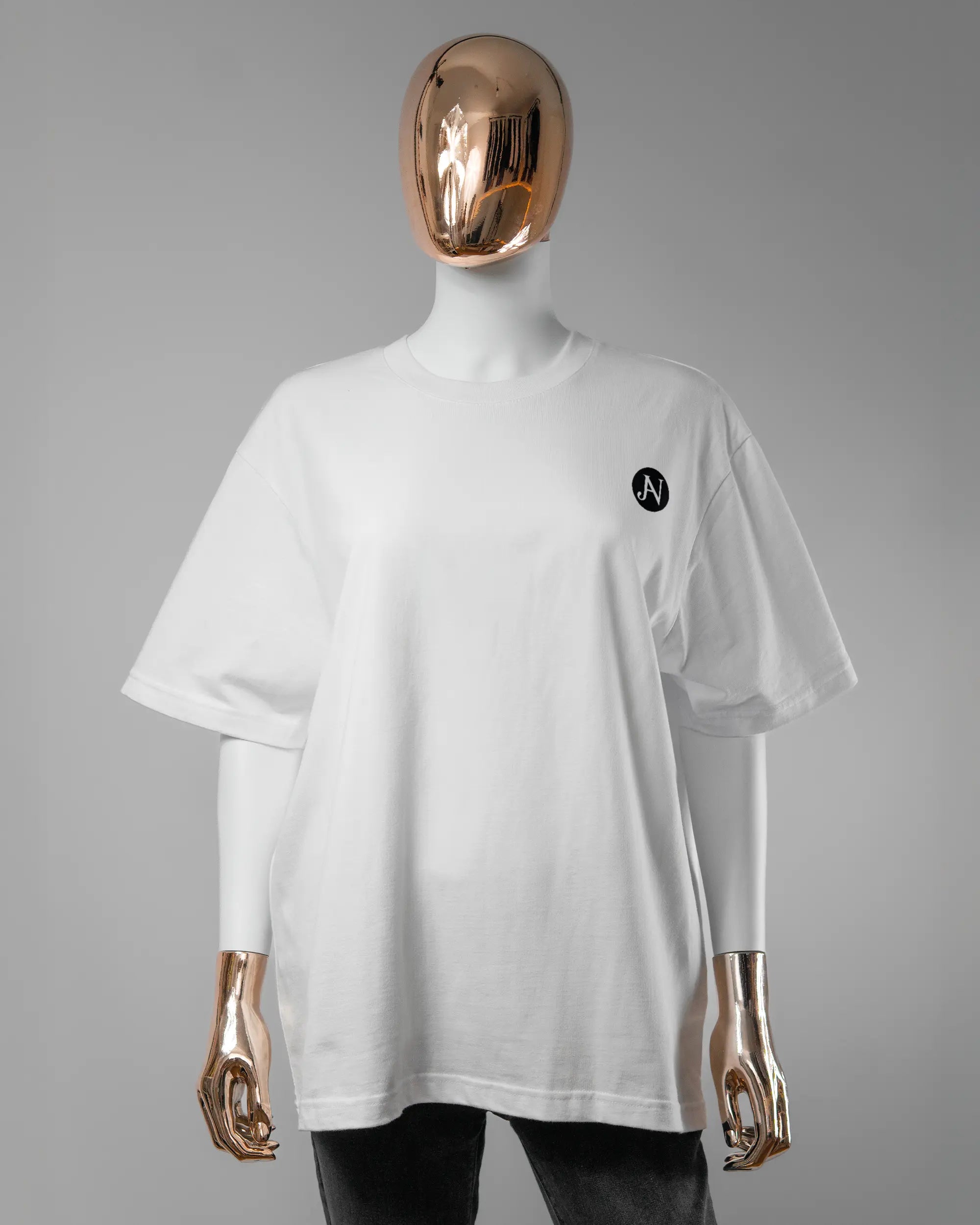 Vorderseite des Basic Unisex T-Shirt Oversized von Maondo mit dem Design JB1 in der Farbe White und in der Größe S getragen von einer femininen Puppe