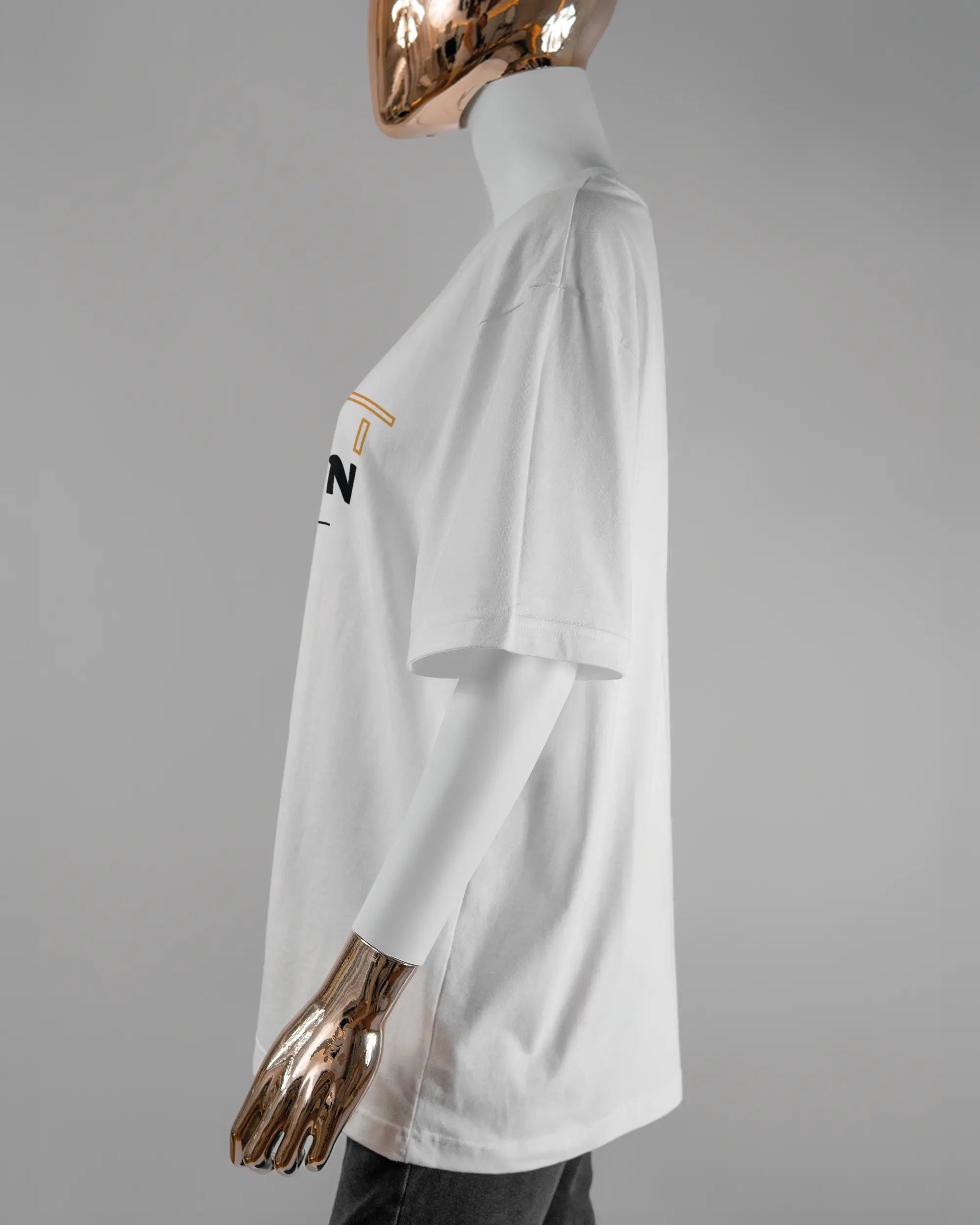 Seitenansicht des Basic Unisex T-Shirt Oversized von Maondo mit dem Design Tracht mit dir vorne in der Farbe White und in der Größe S getragen von einer femininen Puppe