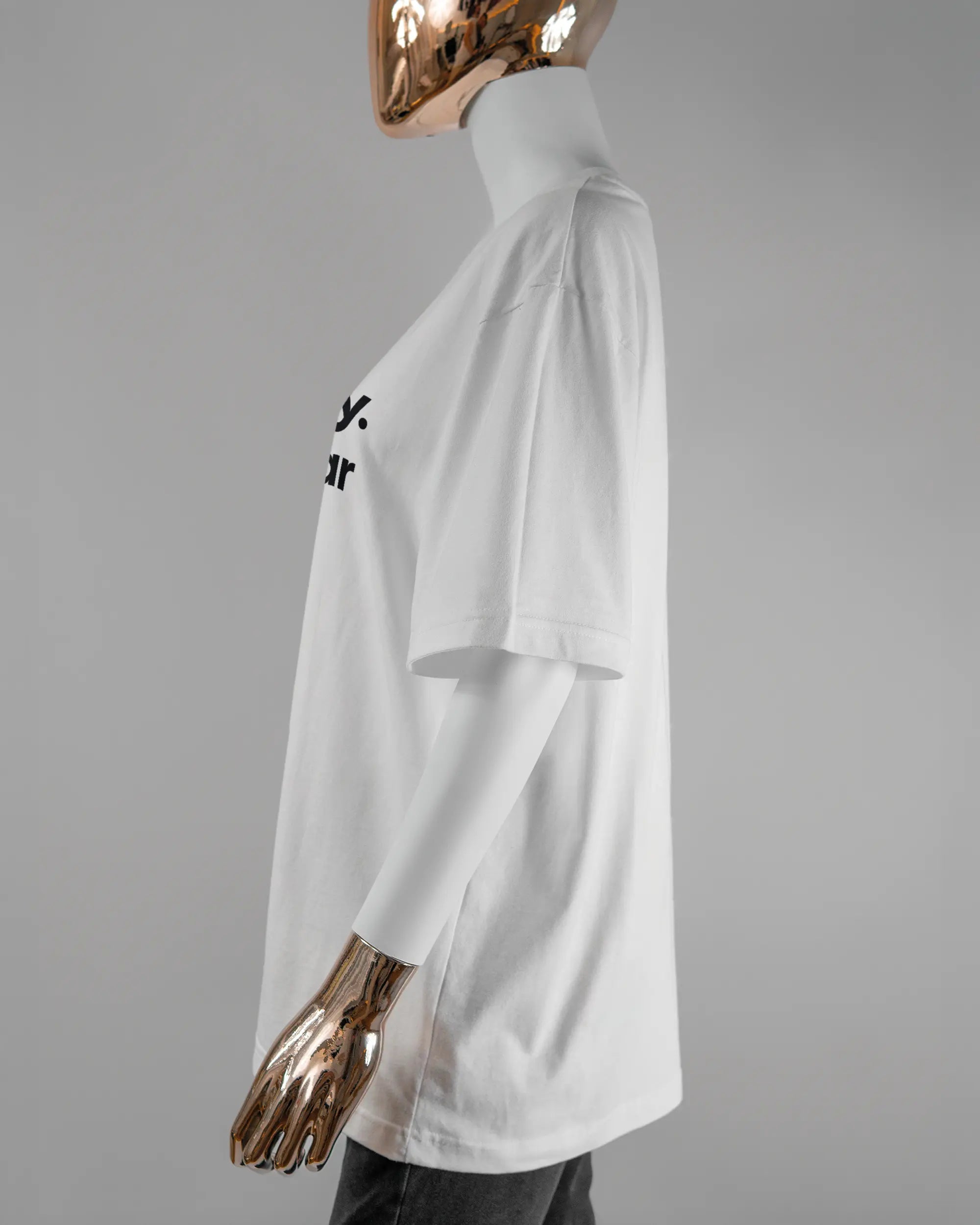 Seitenansicht des Basic Unisex T-Shirt Oversized von Maondo mit dem Design Colorful Day vorne in der Farbe White und in der Größe S getragen von einer femininen Puppe