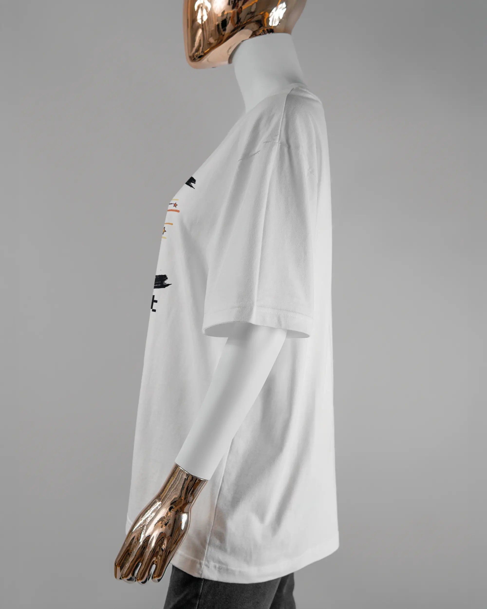 Seitenansicht des Basic Unisex T-Shirt Oversized von Maondo mit dem Design System gedribbelt vorne in der Farbe White und in der Größe S getragen von einer femininen Puppe