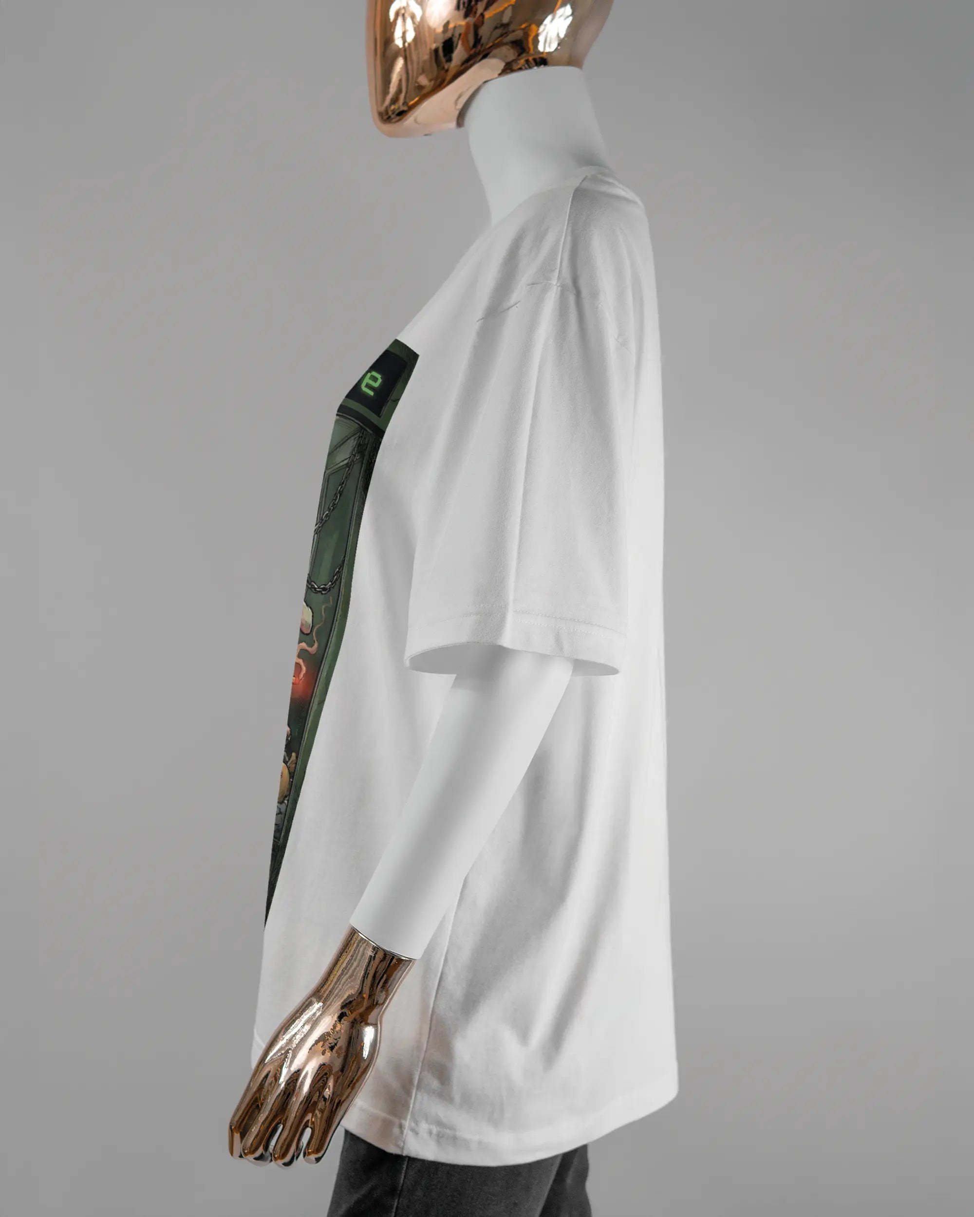 Seitenansicht des Basic Unisex T-Shirt Oversized von Maondo mit dem Design Extrabreit vorne in der Farbe White und in der Größe S getragen von einer femininen Puppe