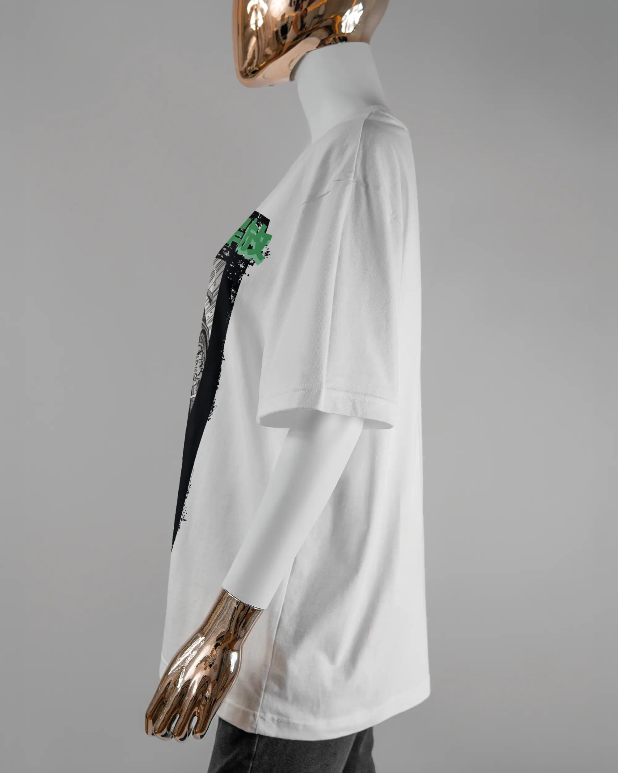 Seitenansicht des Basic Unisex T-Shirt Oversized von Maondo mit dem Design Save 1 Stofftier vorne in der Farbe White und in der Größe S getragen von einer femininen Puppe