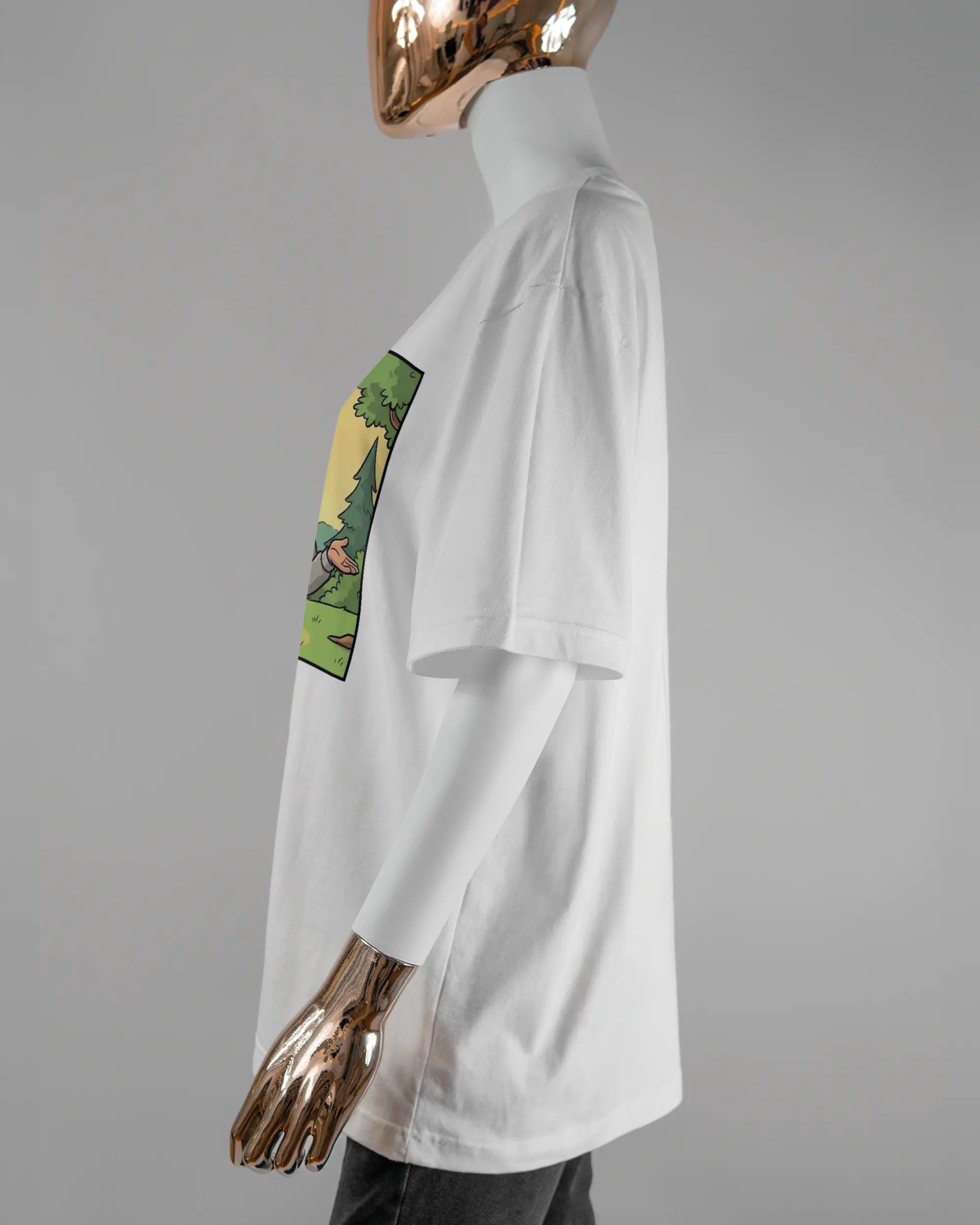 Seitenansicht des Basic Unisex T-Shirt Oversized von Maondo mit dem Design Vollspannung vorne in der Farbe White und in der Größe S getragen von einer femininen Puppe