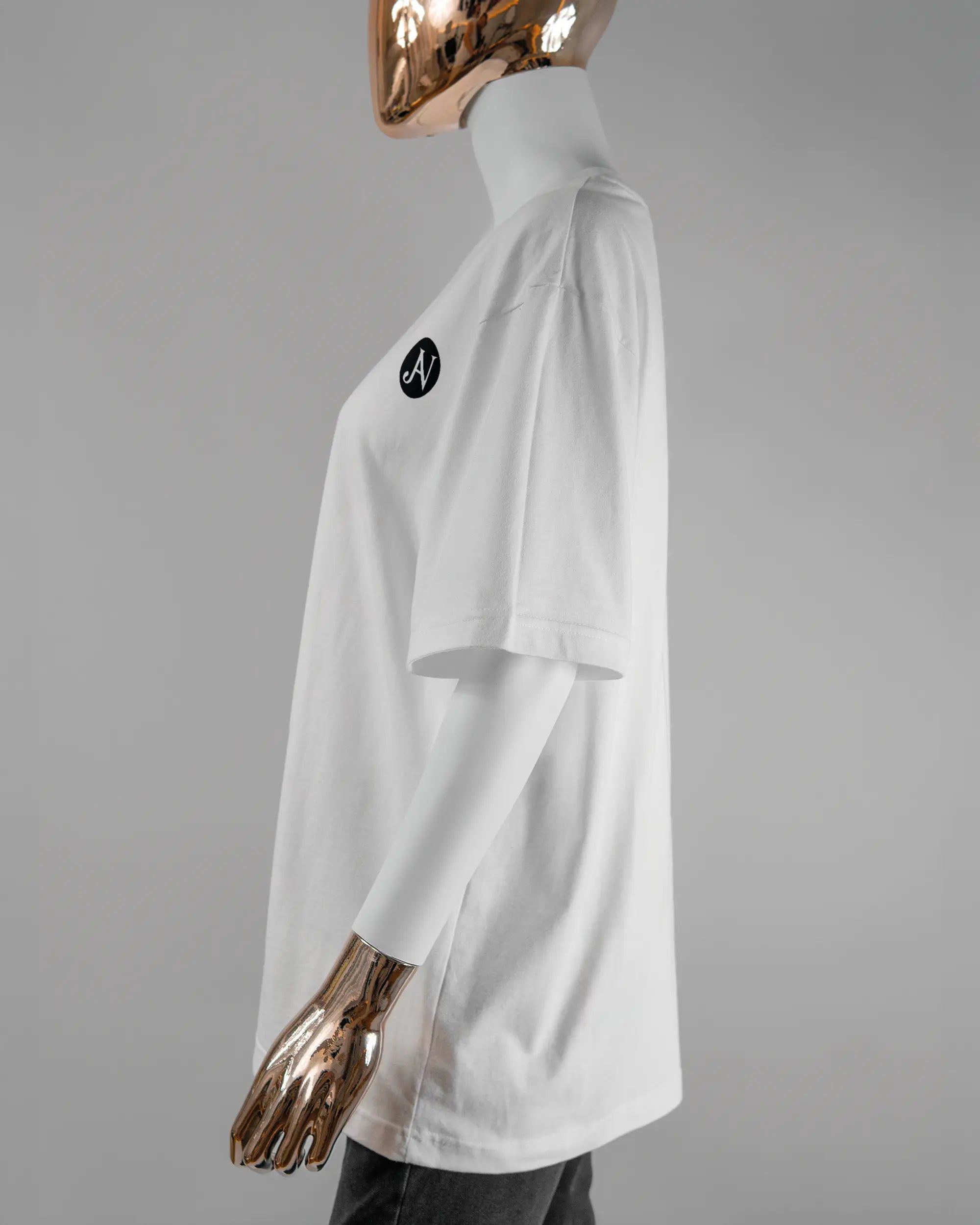 Seitenansicht des Basic Unisex T-Shirt Oversized von Maondo mit dem Design JB1 vorne in der Farbe White und in der Größe S getragen von einer femininen Puppe