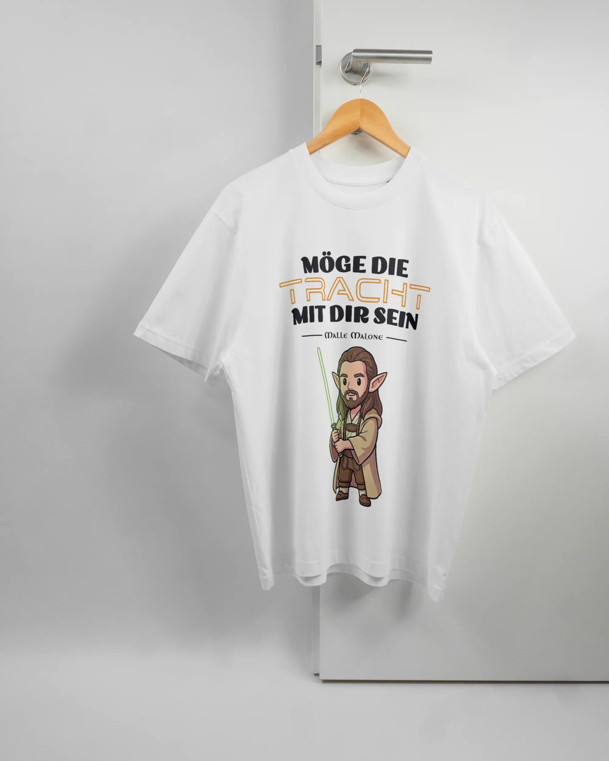 Vorderseite des Basic Unisex T-Shirt Oversized von Maondo mit dem Design Tracht mit dir in der Farbe White und in der Größe S auf einem Bügel an der Türklinke aufgehängt