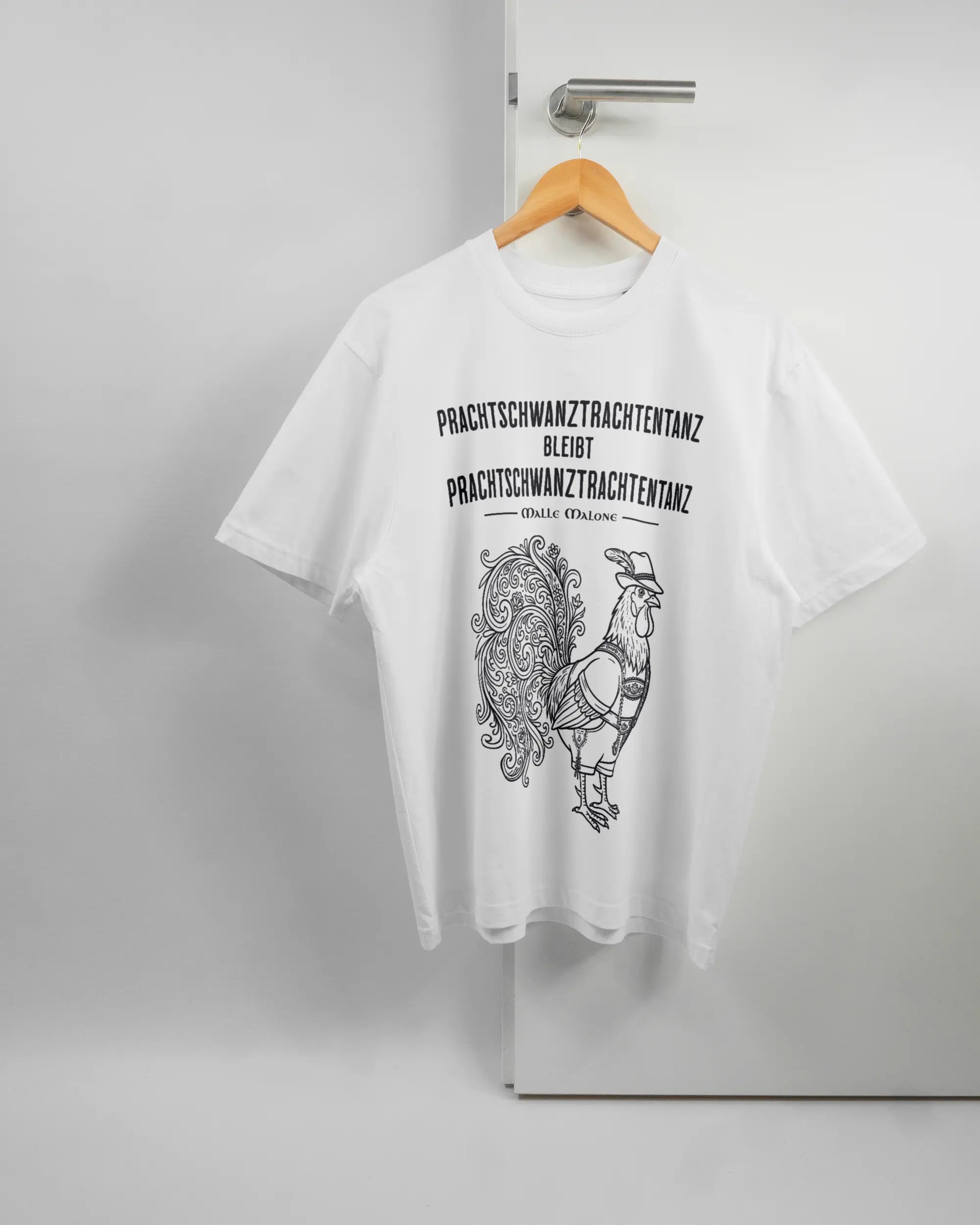Vorderseite des Basic Unisex T-Shirt Oversized von Maondo mit dem Design Trachtentanz in der Farbe White und in der Größe S auf einem Bügel an der Türklinke aufgehängt