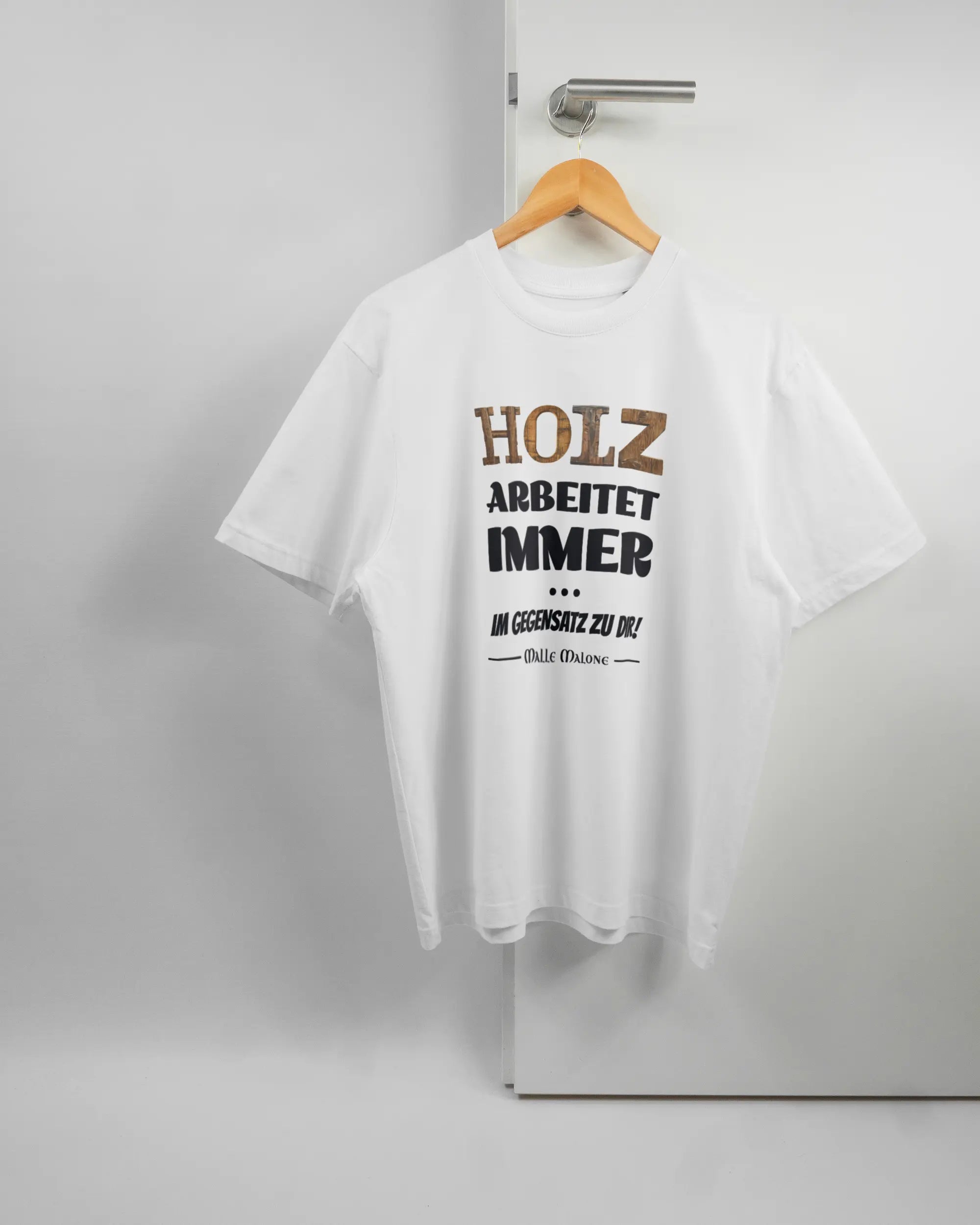 Vorderseite des Basic Unisex T-Shirt Oversized von Maondo mit dem Design Holzarbeit in der Farbe White und in der Größe S auf einem Bügel an der Türklinke aufgehängt