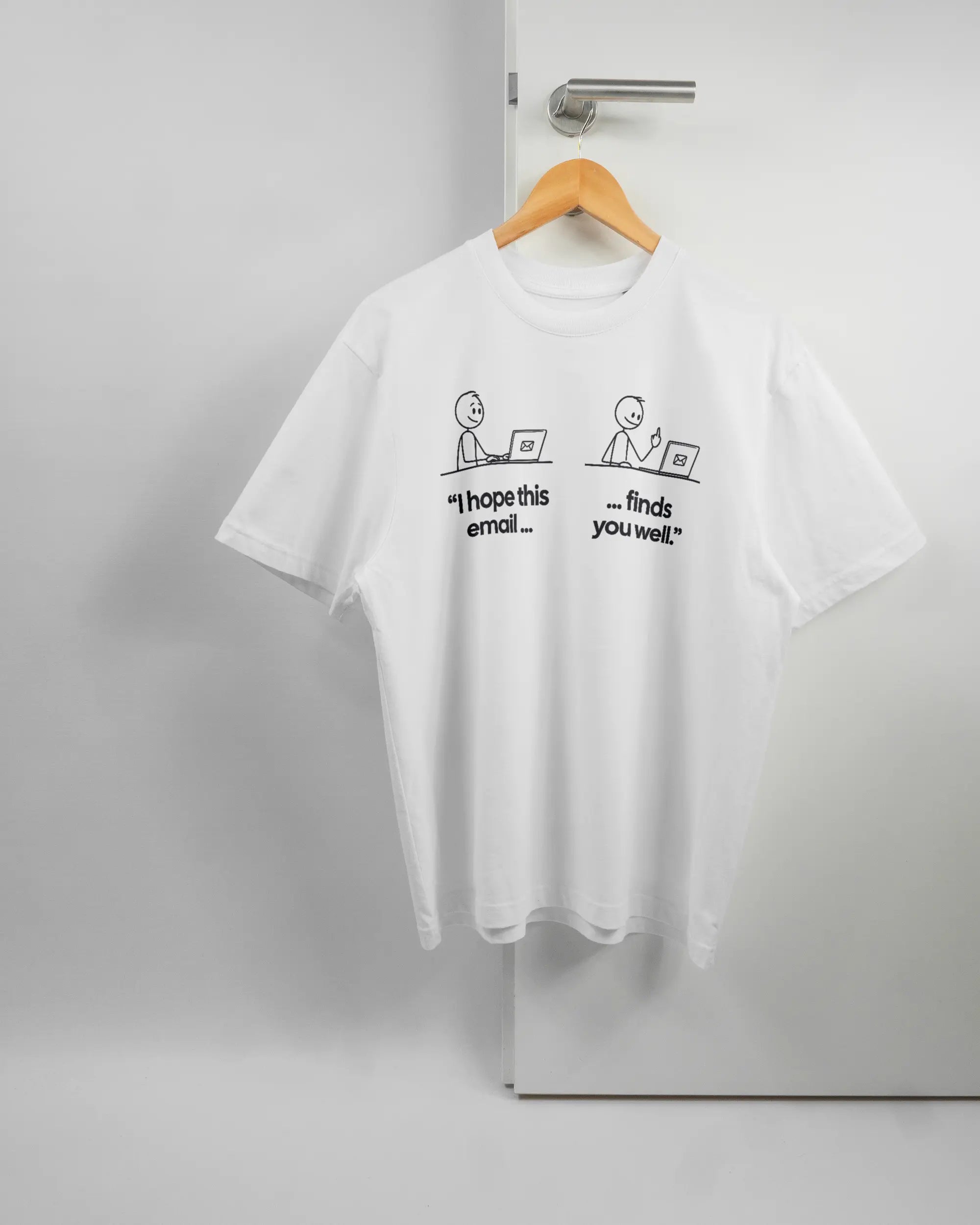 Vorderseite des Basic Unisex T-Shirt Oversized von Maondo mit dem Design Found me not well in der Farbe White und in der Größe S auf einem Bügel an der Türklinke aufgehängt