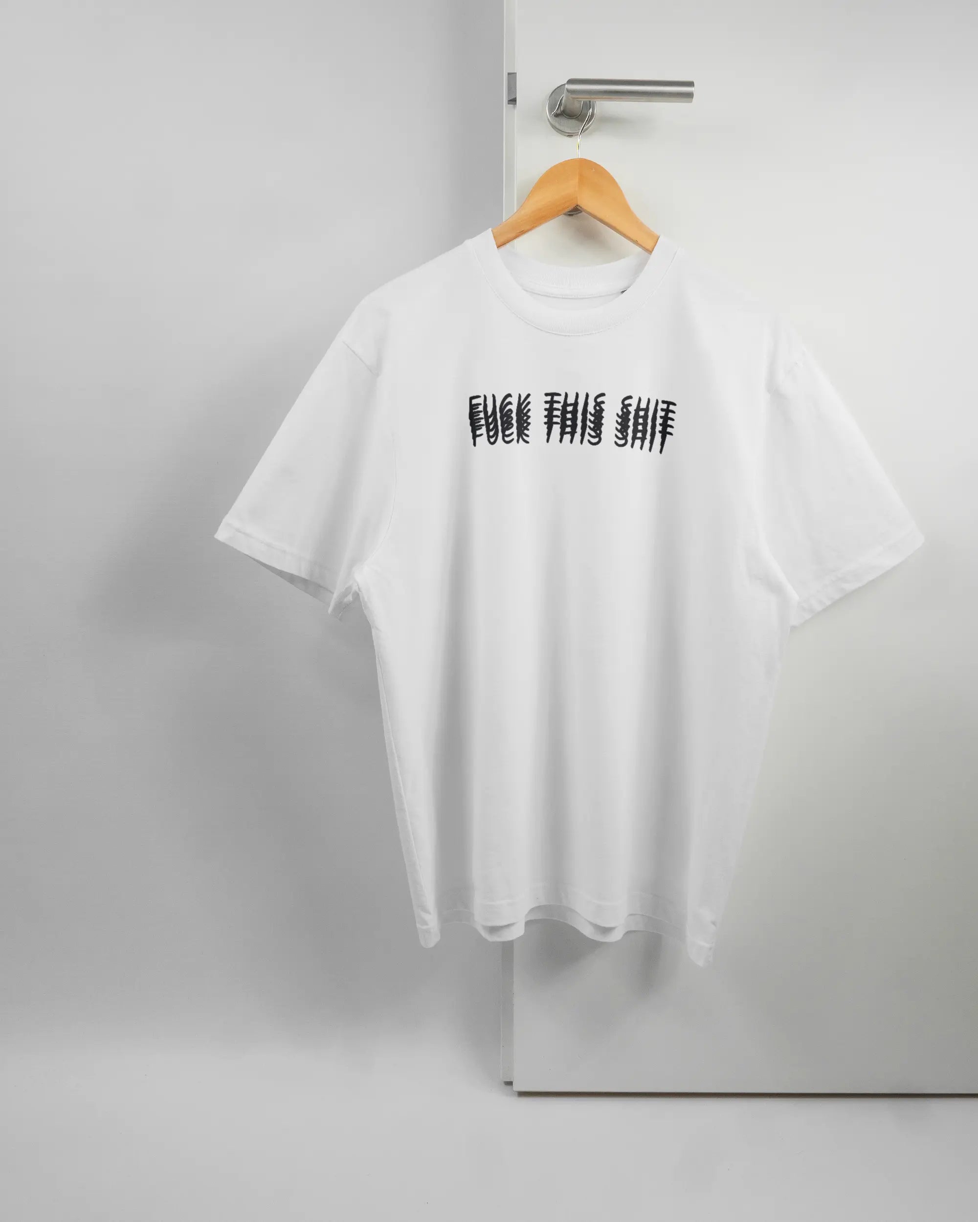 Vorderseite des Basic Unisex T-Shirt Oversized von Maondo mit dem Design Hidden Message in der Farbe White und in der Größe S auf einem Bügel an der Türklinke aufgehängt