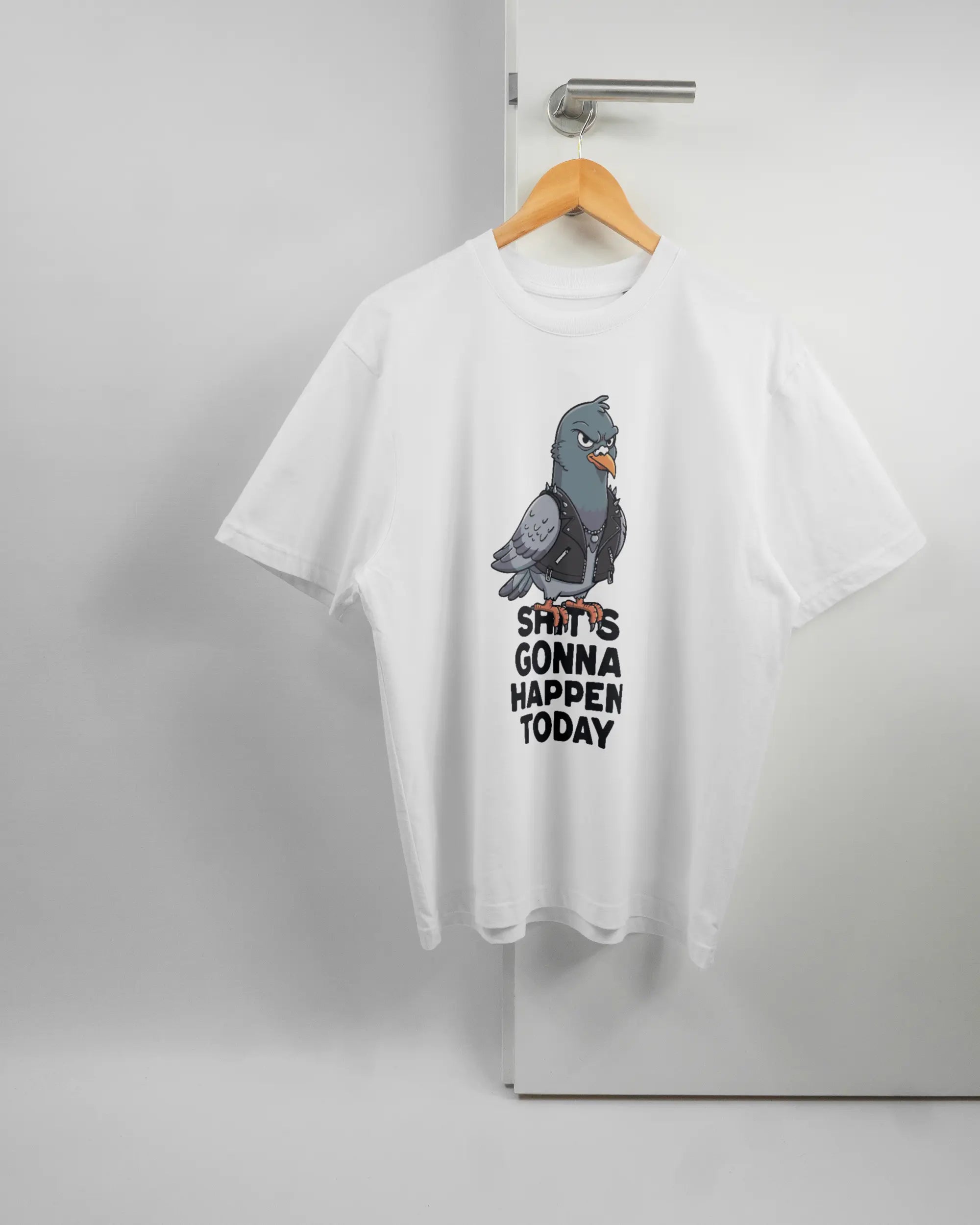 Vorderseite des Basic Unisex T-Shirt Oversized von Maondo mit dem Design Pigeon Pun in der Farbe White und in der Größe S auf einem Bügel an der Türklinke aufgehängt