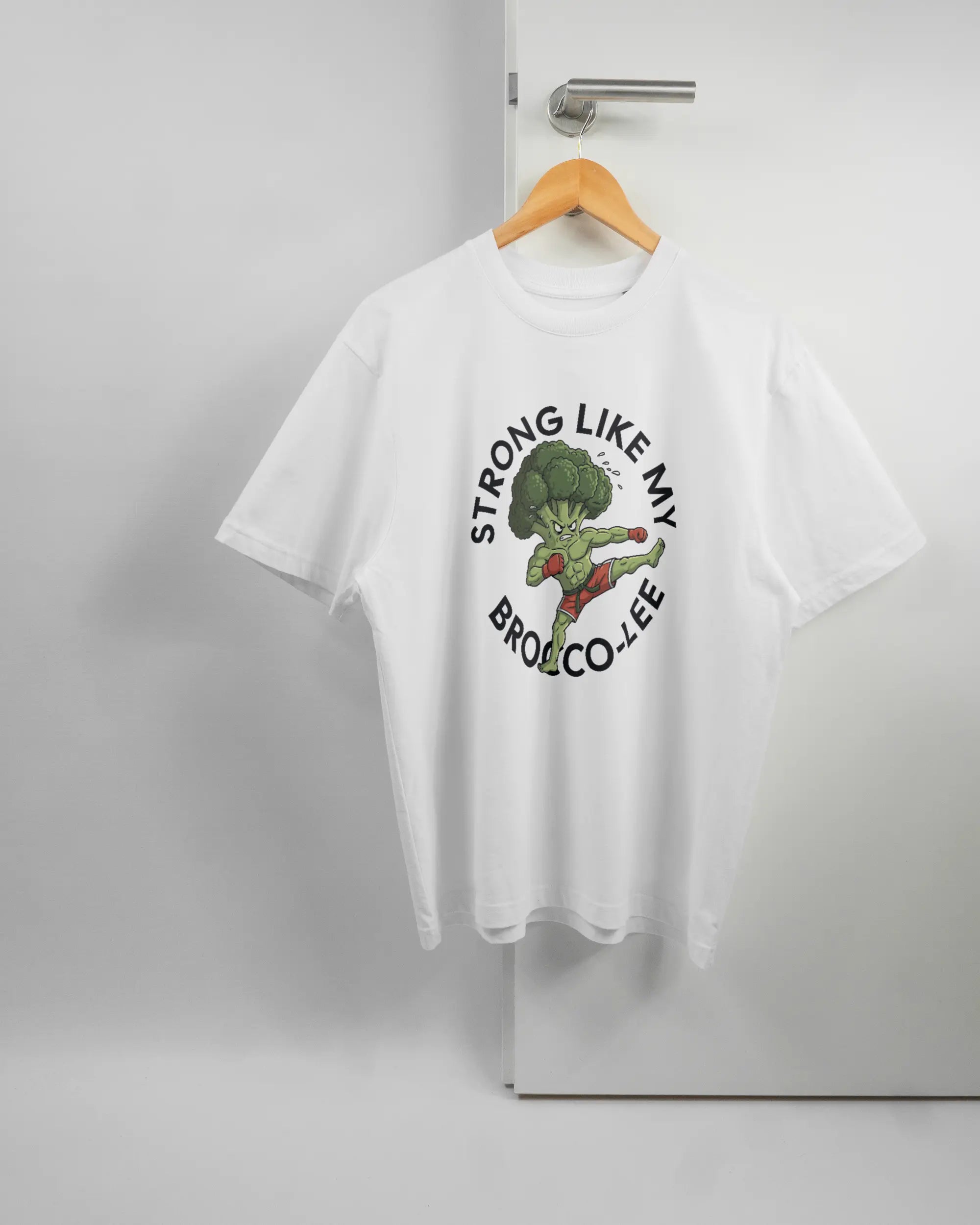 Vorderseite des Basic Unisex T-Shirt Oversized von Maondo mit dem Design Brocco-Lee in der Farbe White und in der Größe S auf einem Bügel an der Türklinke aufgehängt