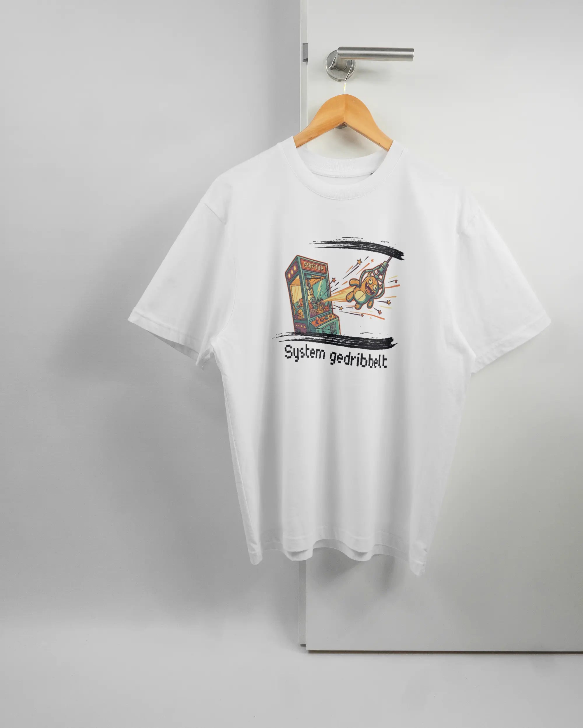 Vorderseite des Basic Unisex T-Shirt Oversized von Maondo mit dem Design System gedribbelt in der Farbe White und in der Größe S auf einem Bügel an der Türklinke aufgehängt