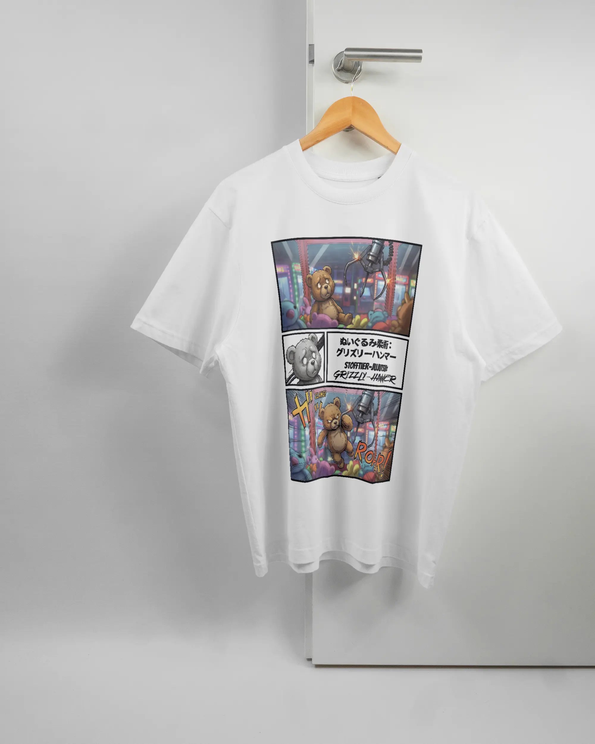 Vorderseite des Basic Unisex T-Shirt Oversized von Maondo mit dem Design Manga Stoff in der Farbe White und in der Größe S auf einem Bügel an der Türklinke aufgehängt
