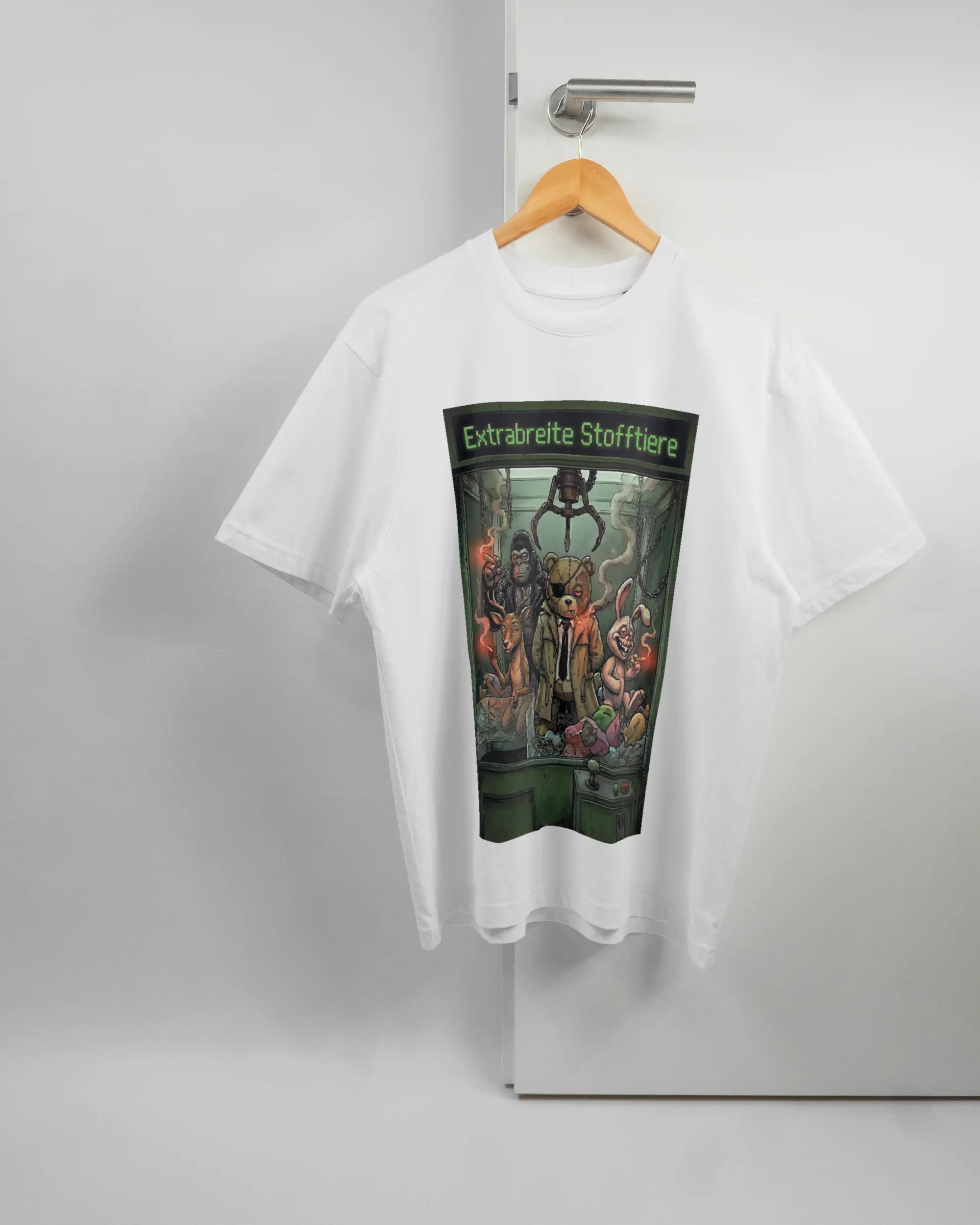 Vorderseite des Basic Unisex T-Shirt Oversized von Maondo mit dem Design Extrabreit in der Farbe White und in der Größe S auf einem Bügel an der Türklinke aufgehängt