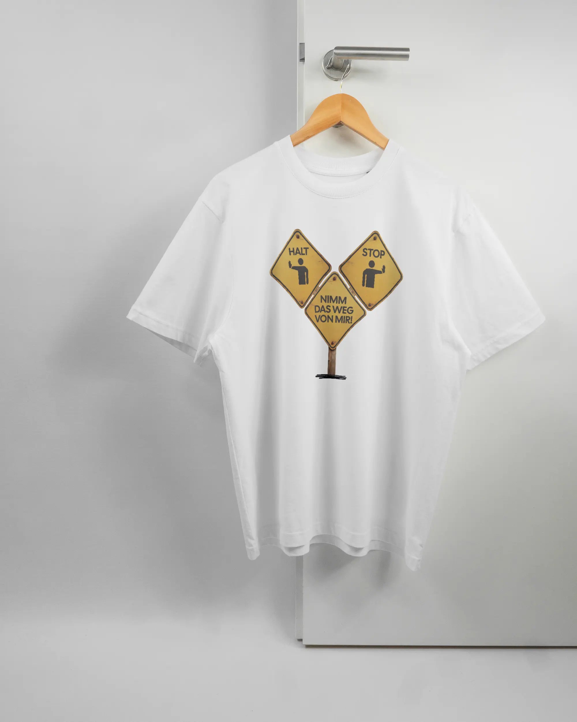 Vorderseite des Basic Unisex T-Shirt Oversized von Maondo mit dem Design Schutzschild in der Farbe White und in der Größe S auf einem Bügel an der Türklinke aufgehängt