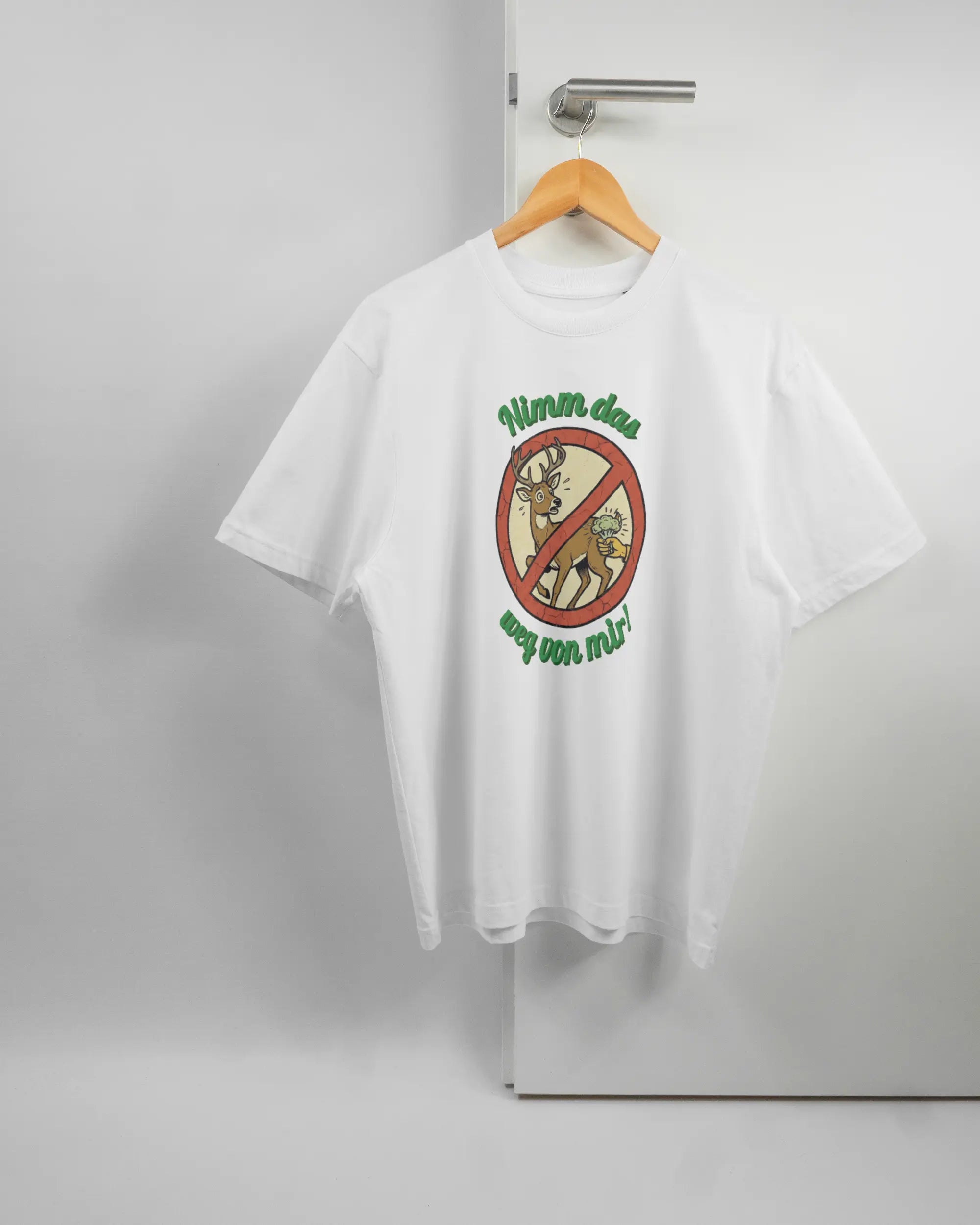 Vorderseite des Basic Unisex T-Shirt Oversized von Maondo mit dem Design Reh weg in der Farbe White und in der Größe S auf einem Bügel an der Türklinke aufgehängt