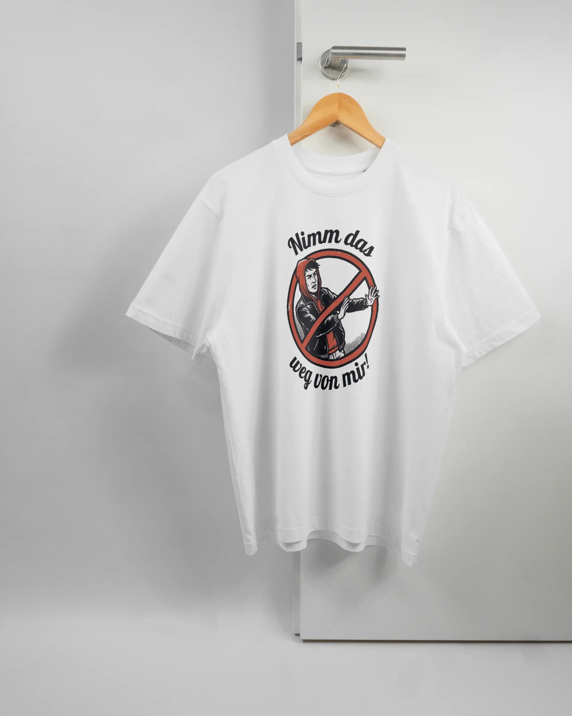 Vorderseite des Basic Unisex T-Shirt Oversized von Maondo mit dem Design Nimm das weg in der Farbe White und in der Größe S auf einem Bügel an der Türklinke aufgehängt