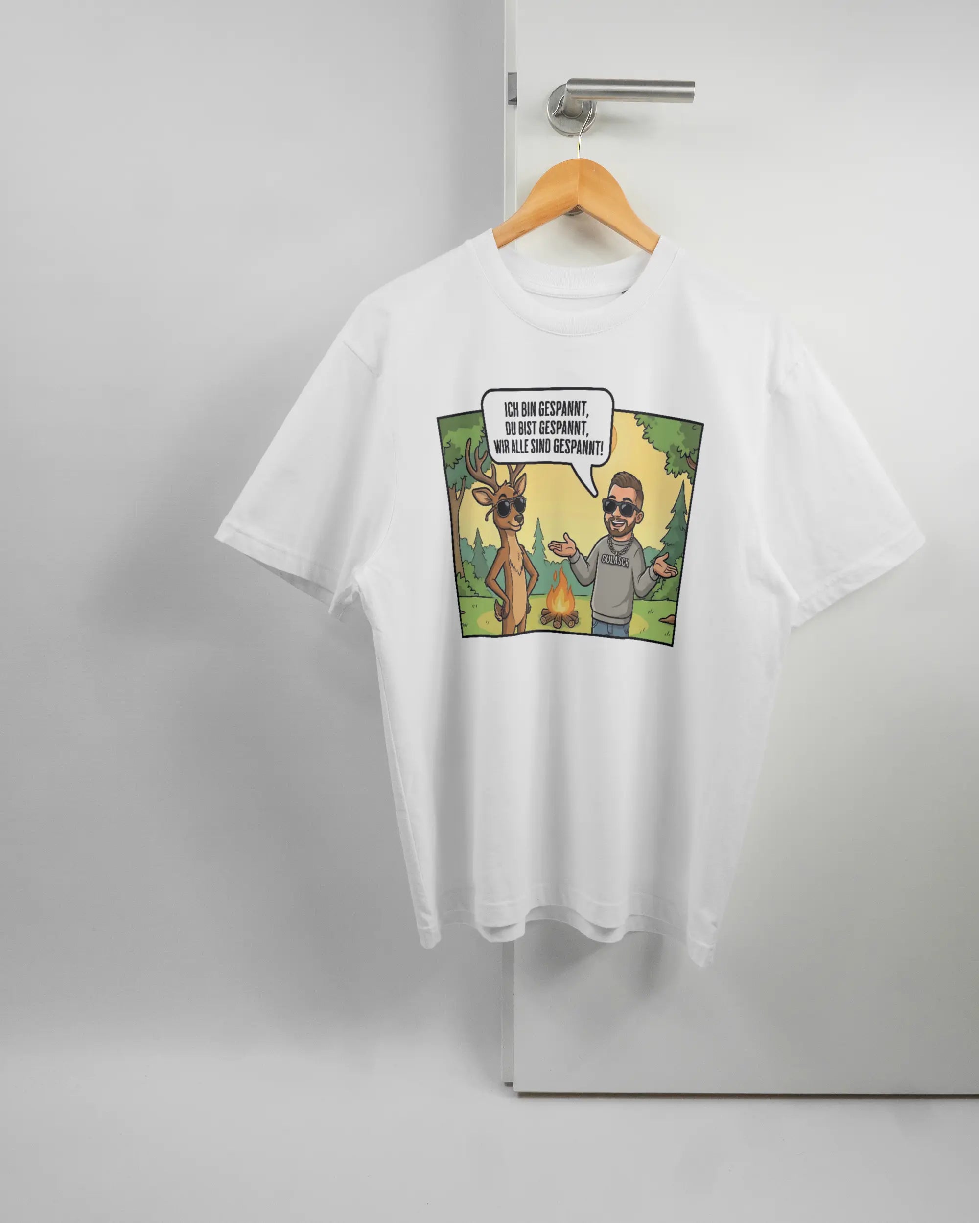 Vorderseite des Basic Unisex T-Shirt Oversized von Maondo mit dem Design Vollspannung in der Farbe White und in der Größe S auf einem Bügel an der Türklinke aufgehängt
