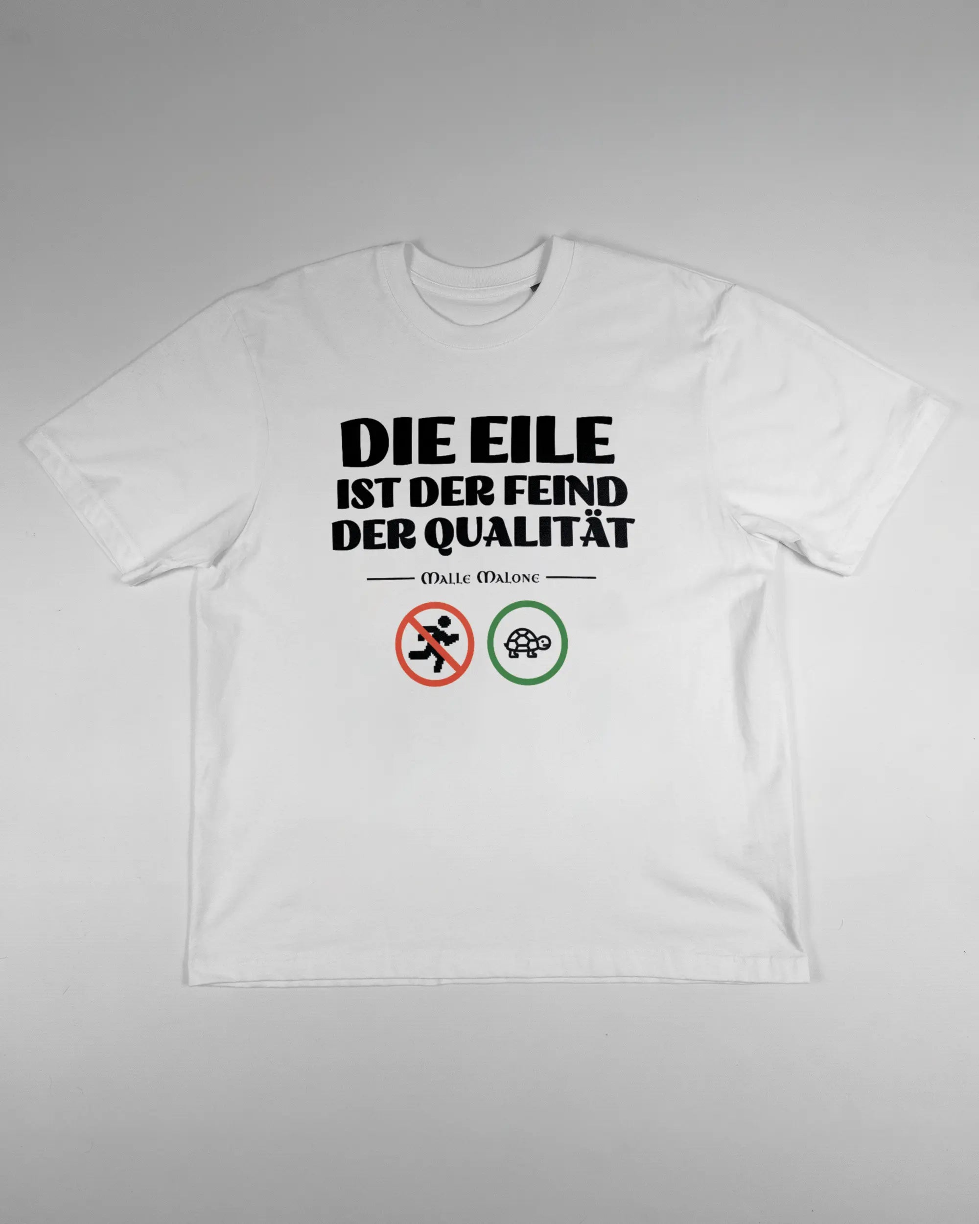 Vorderseite des Basic Unisex T-Shirt Oversized von Maondo mit dem Design Keine Eile in der Farbe White und in der Größe S flach auf den Boden gelegt