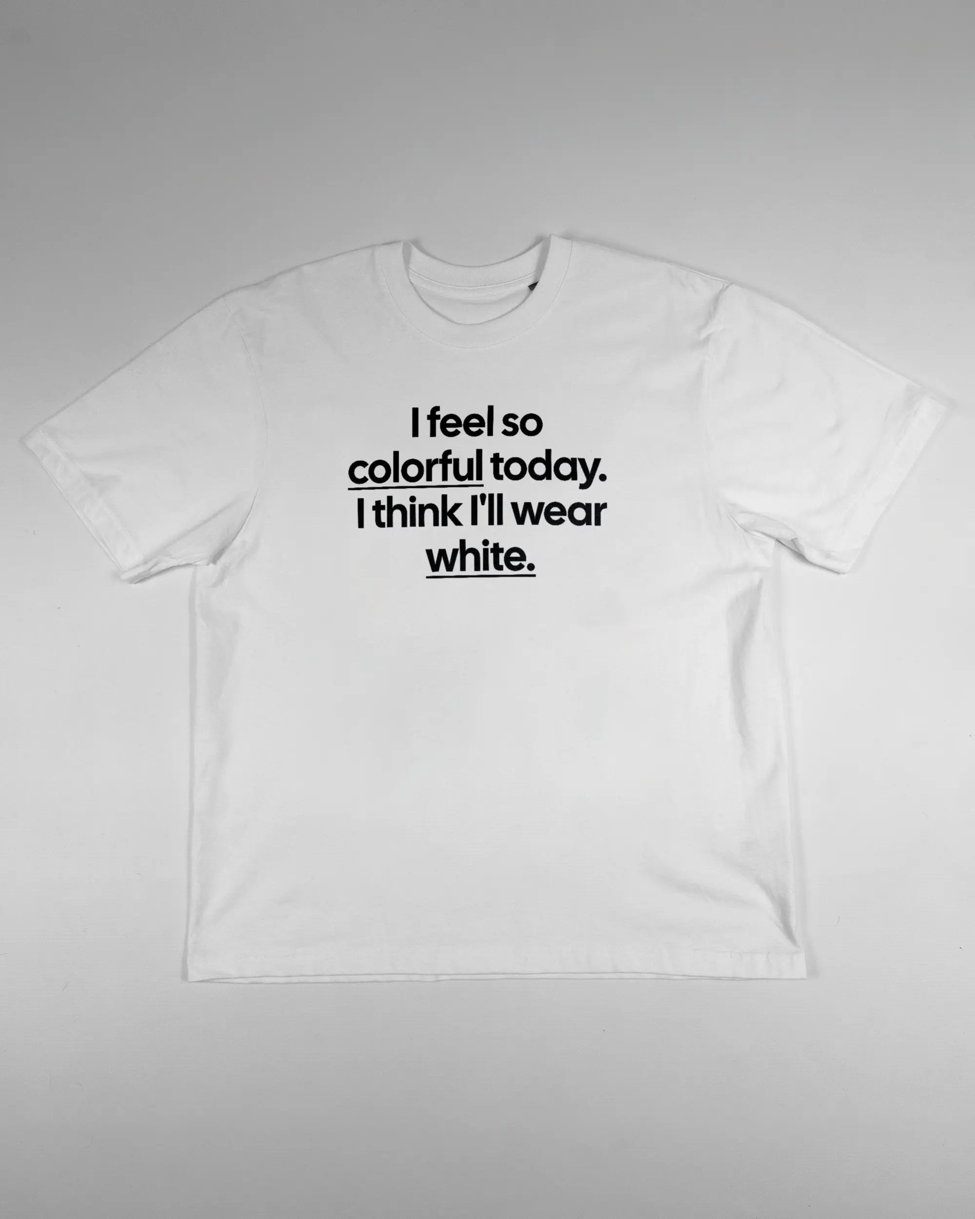 Vorderseite des Basic Unisex T-Shirt Oversized von Maondo mit dem Design Colorful Day in der Farbe White und in der Größe S flach auf den Boden gelegt